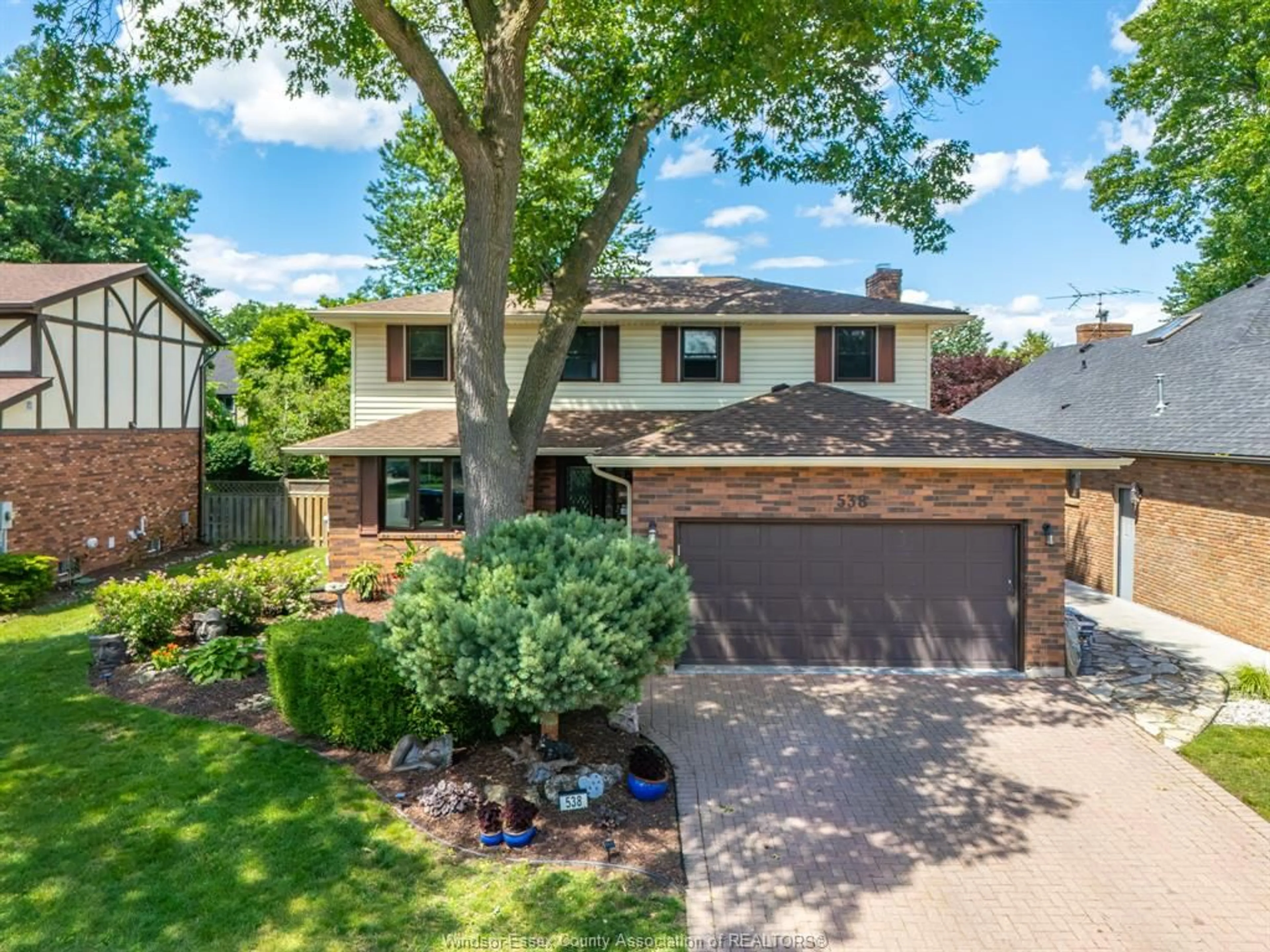 A pic from outside/outdoor area/front of a property/back of a property/a pic from drone, street for 538 Michael Crescent, LaSalle Ontario N9J 3B9