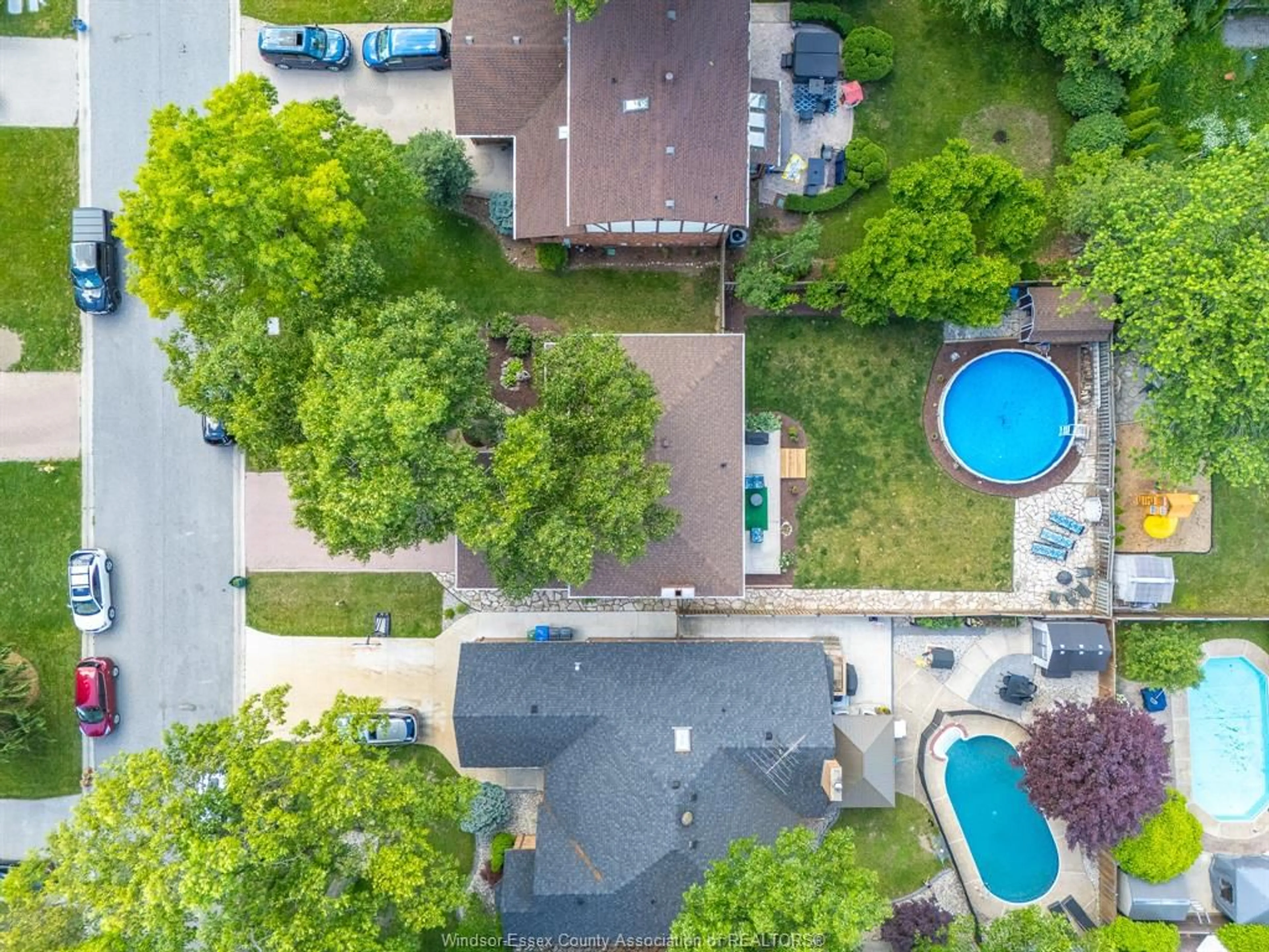 A pic from outside/outdoor area/front of a property/back of a property/a pic from drone, street for 538 Michael Crescent, LaSalle Ontario N9J 3B9