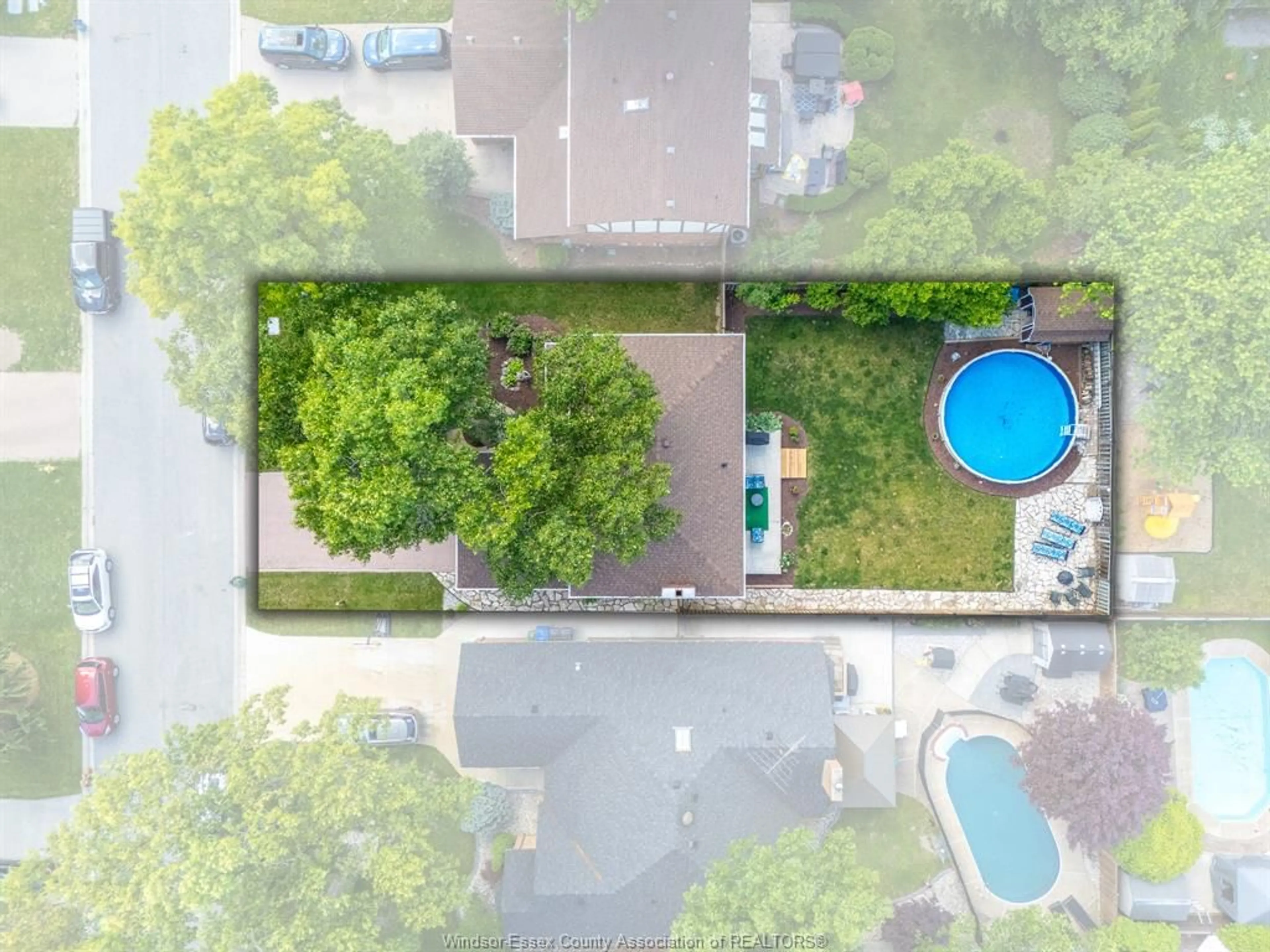 A pic from outside/outdoor area/front of a property/back of a property/a pic from drone, unknown for 538 Michael Crescent, LaSalle Ontario N9J 3B9