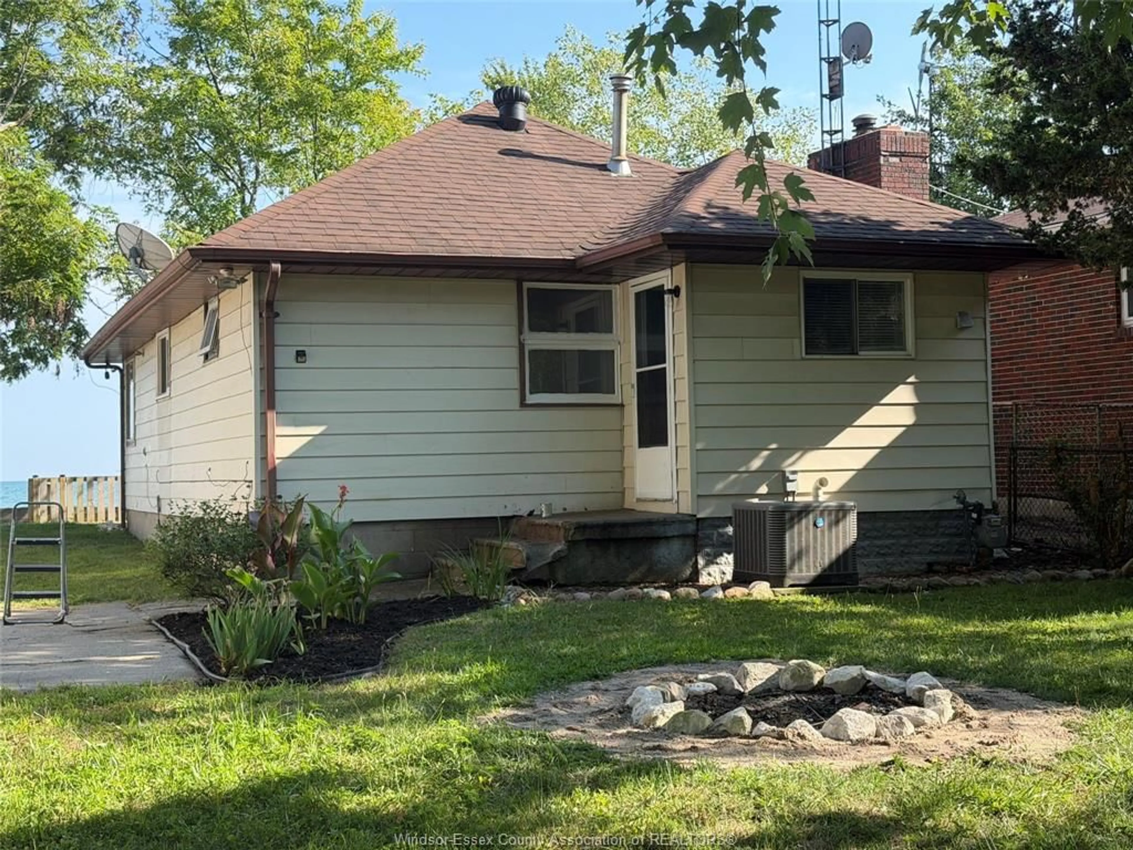 Home with vinyl exterior material, street for 1437 HERITAGE Rd, Kingsville Ontario N9Y 2E6