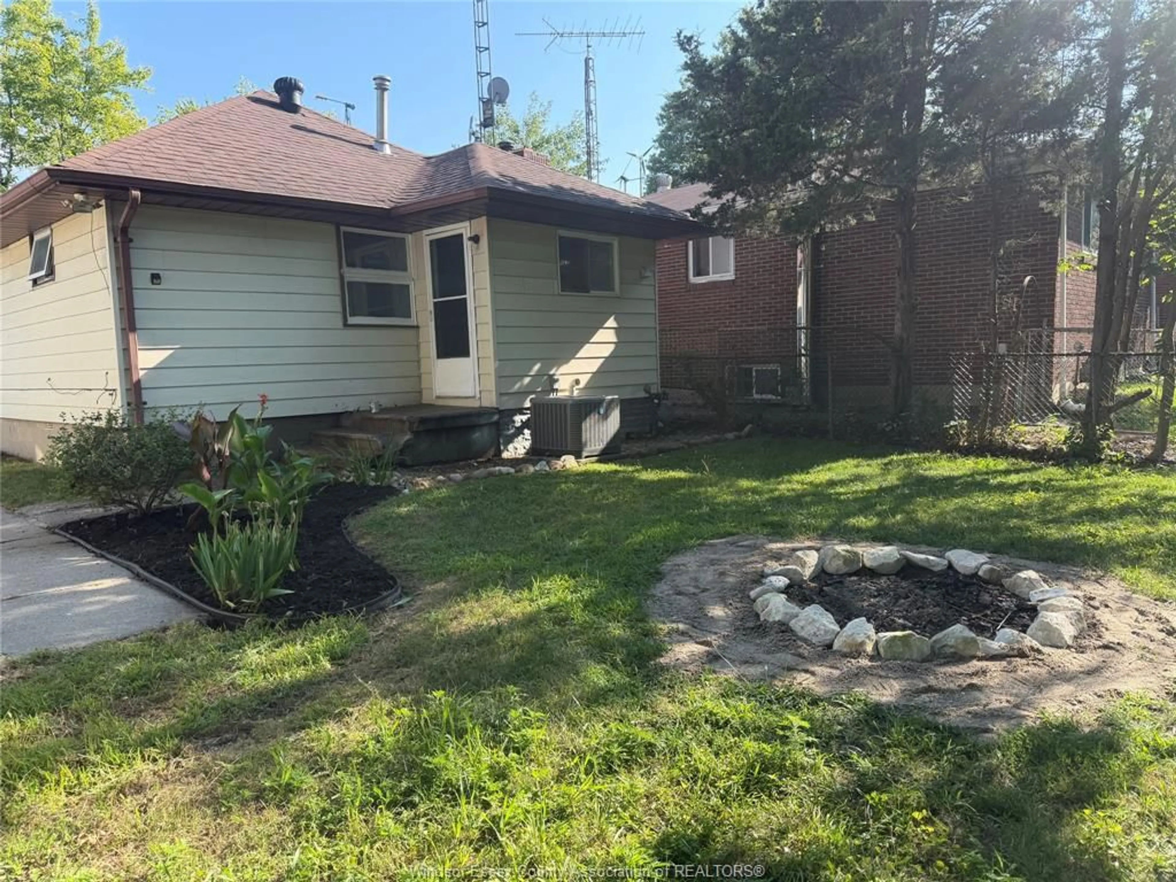 A pic from outside/outdoor area/front of a property/back of a property/a pic from drone, street for 1437 HERITAGE Rd, Kingsville Ontario N9Y 2E6