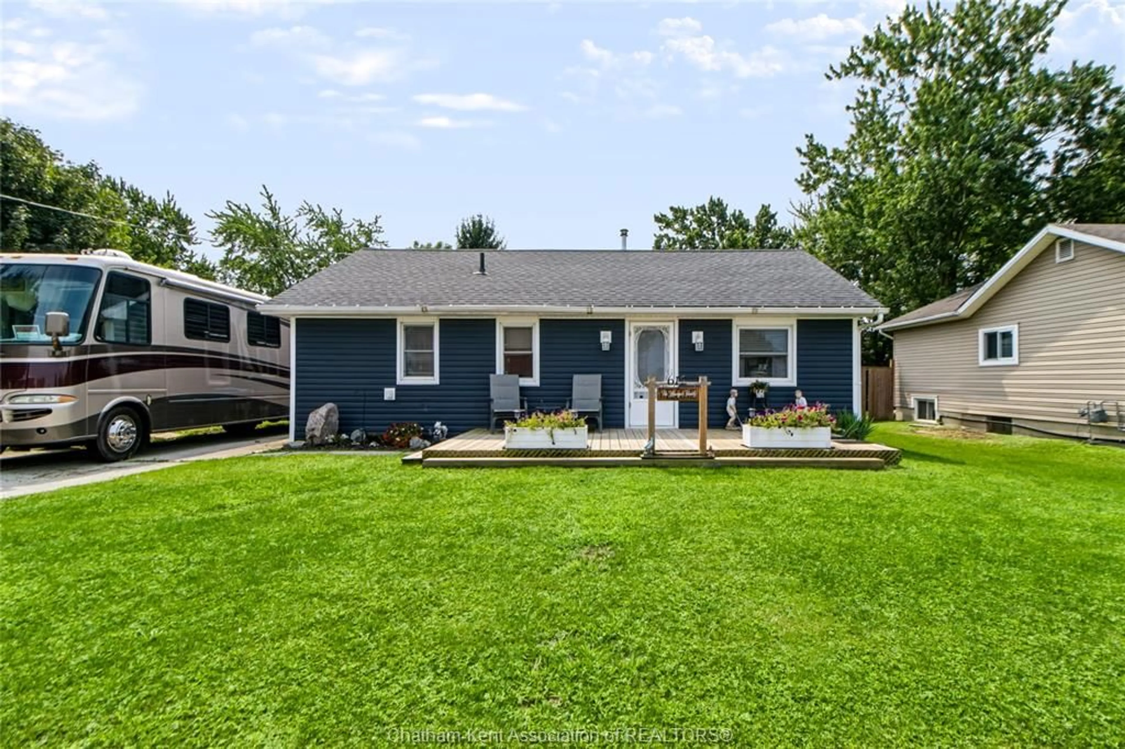 Home with vinyl exterior material, street for 612 SIMCOE St, Warwick-Watford Ontario N0M 2S0