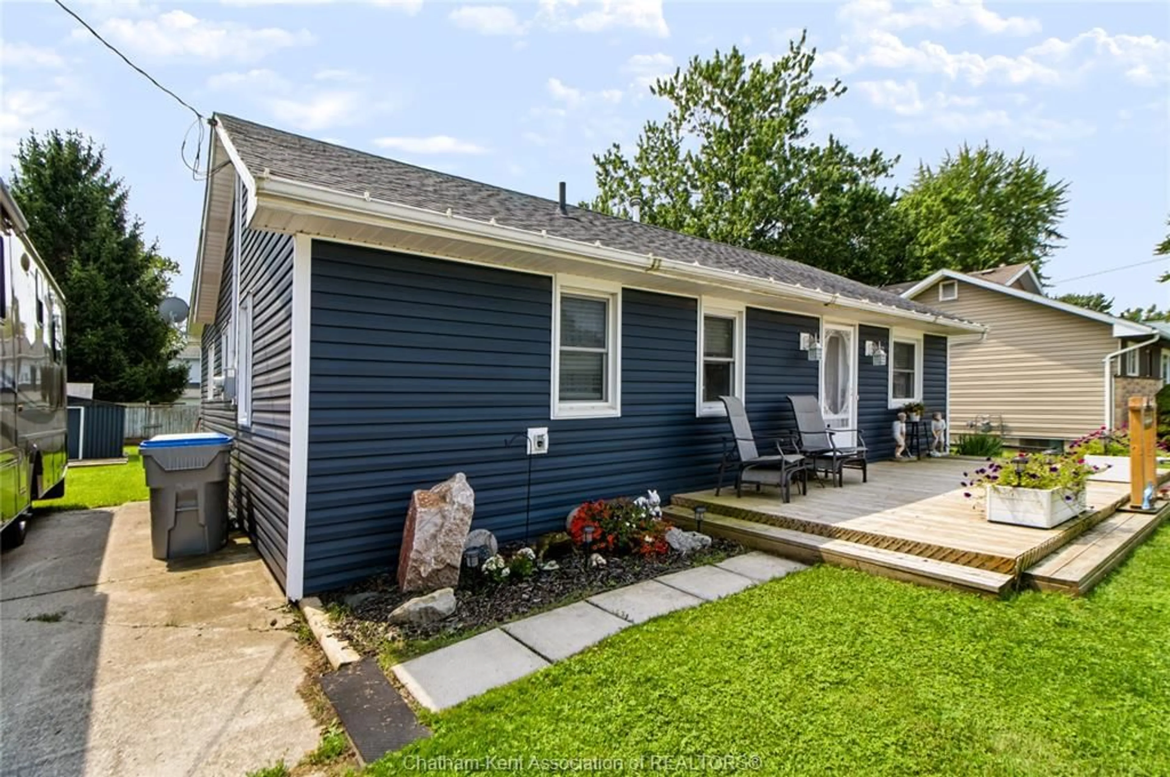 Home with vinyl exterior material, street for 612 SIMCOE St, Warwick-Watford Ontario N0M 2S0