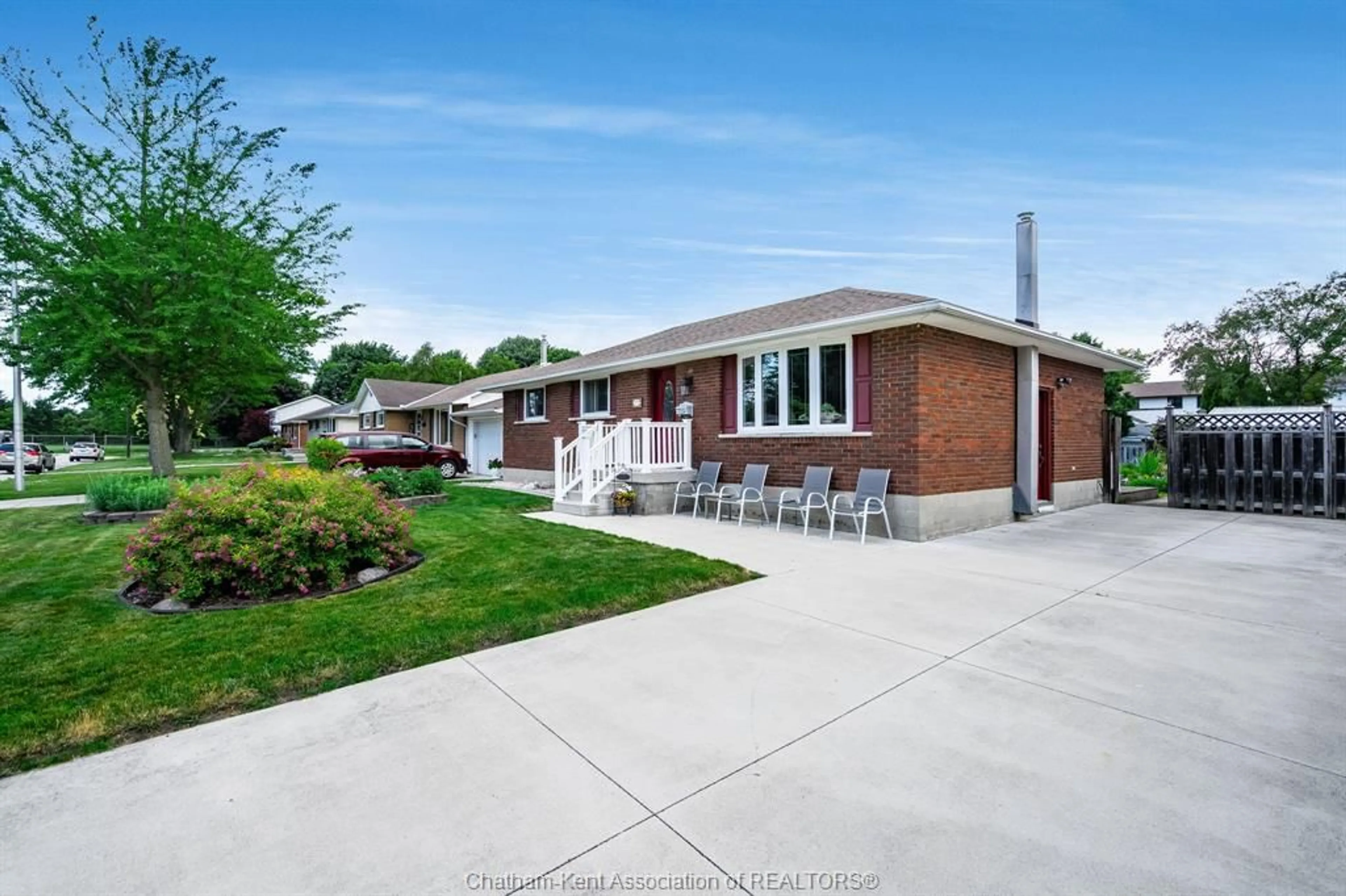 Patio, street for 175 Sylvester Dr, Chatham Ontario N7M 2B8