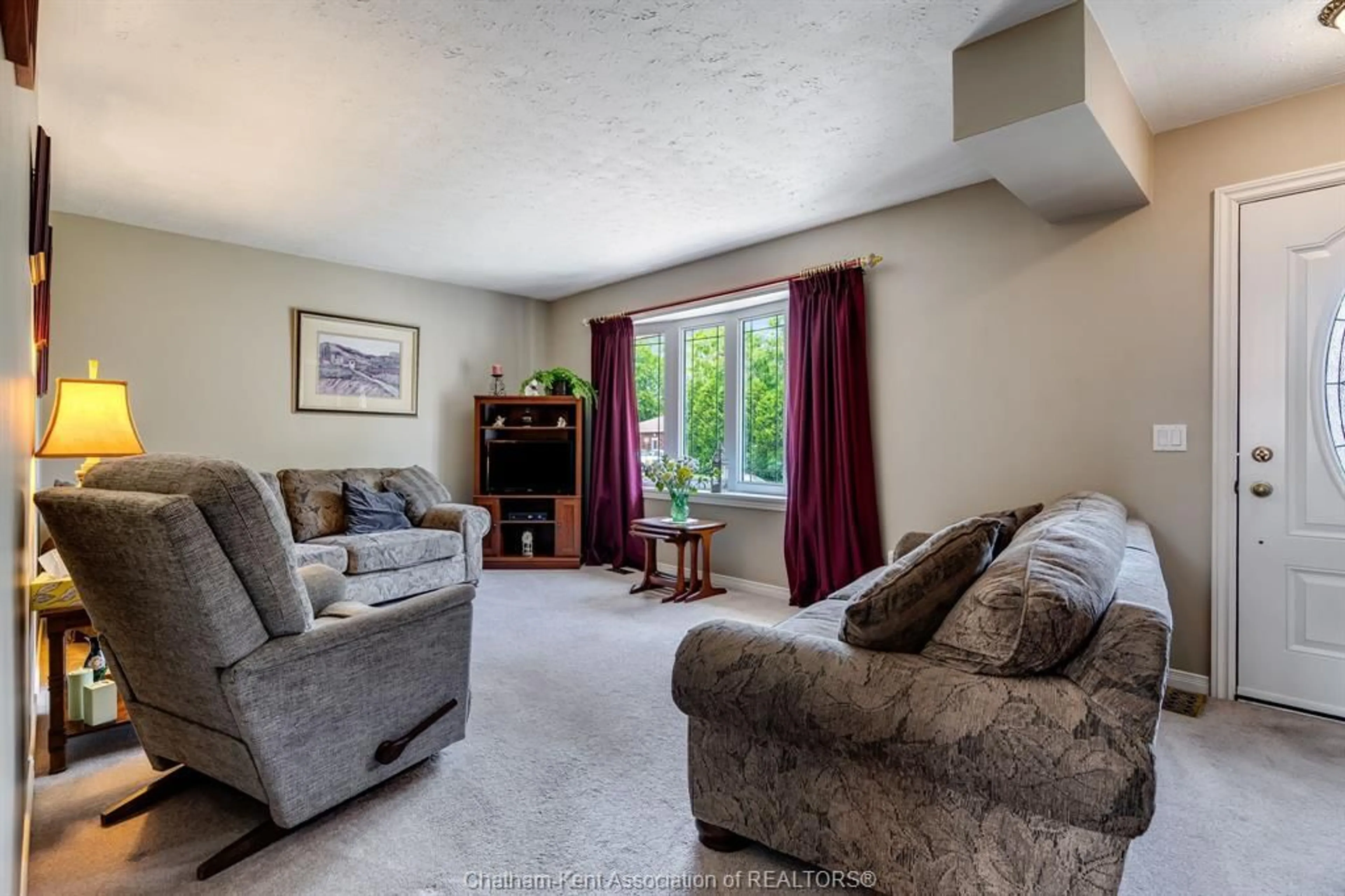 Living room with furniture, carpet floor for 175 Sylvester Dr, Chatham Ontario N7M 2B8