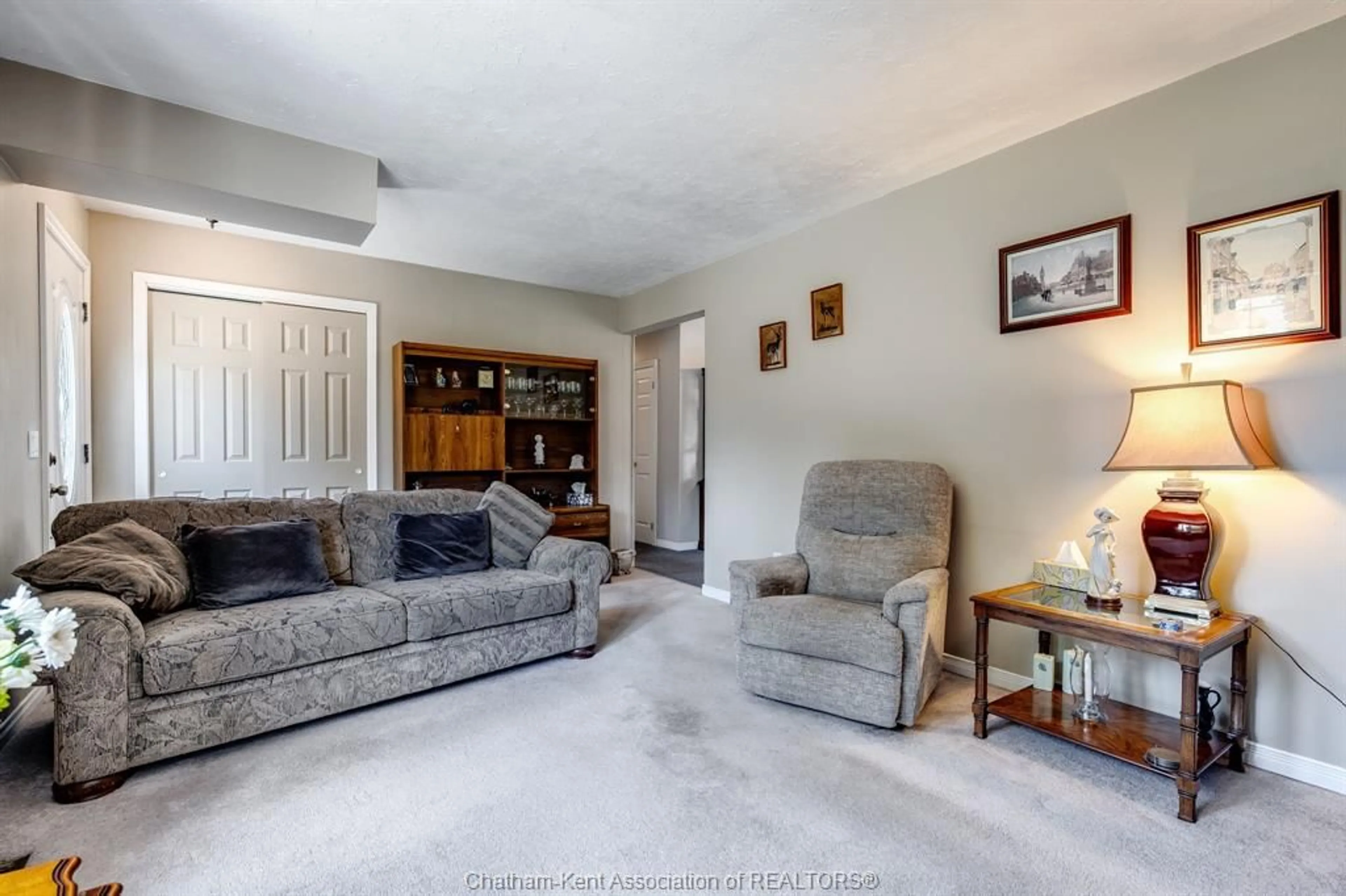 Living room with furniture, carpet floor for 175 Sylvester Dr, Chatham Ontario N7M 2B8