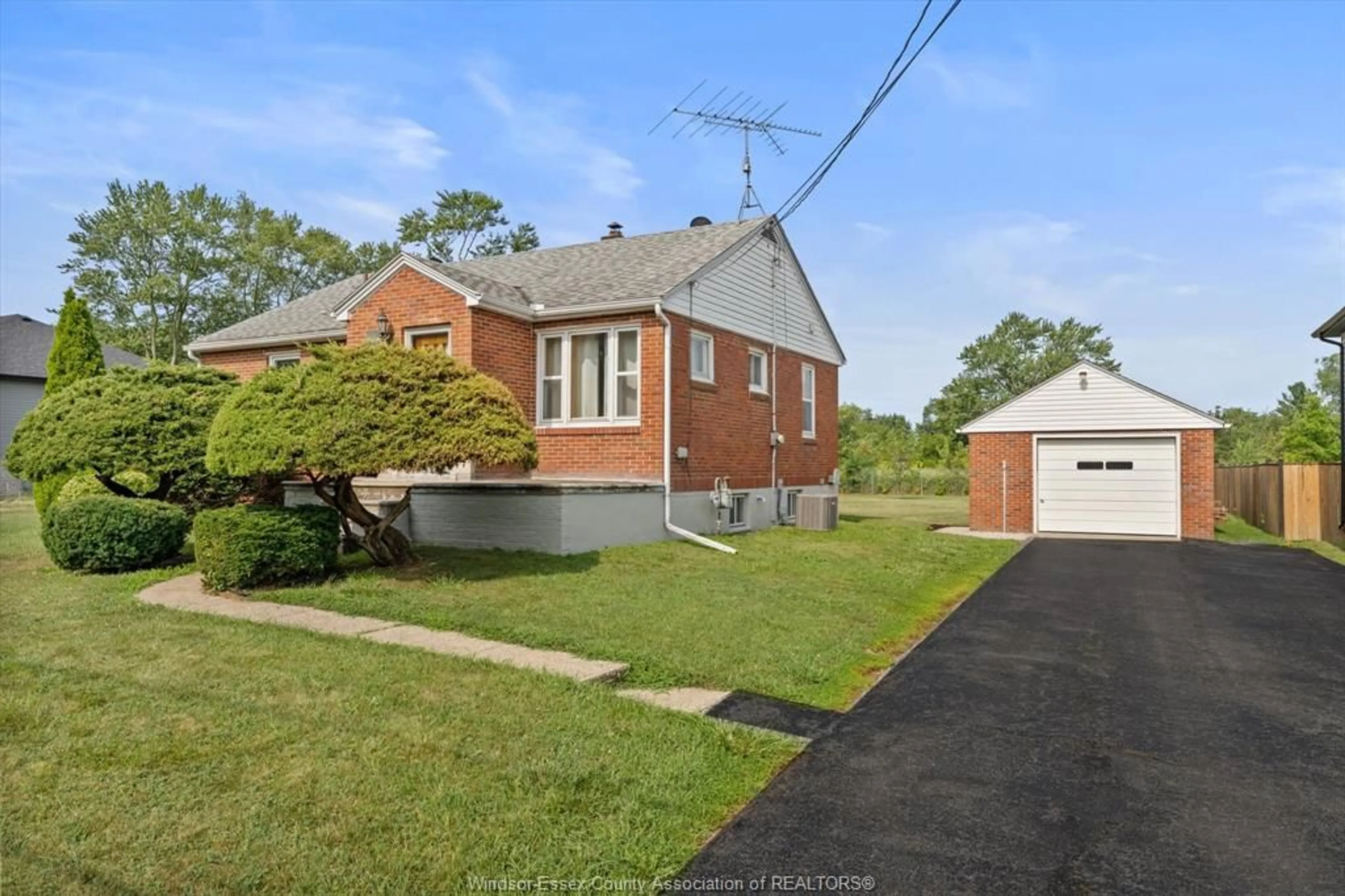 A pic from outside/outdoor area/front of a property/back of a property/a pic from drone, street for 1226 SURREY Dr, LaSalle Ontario N9H 1A9