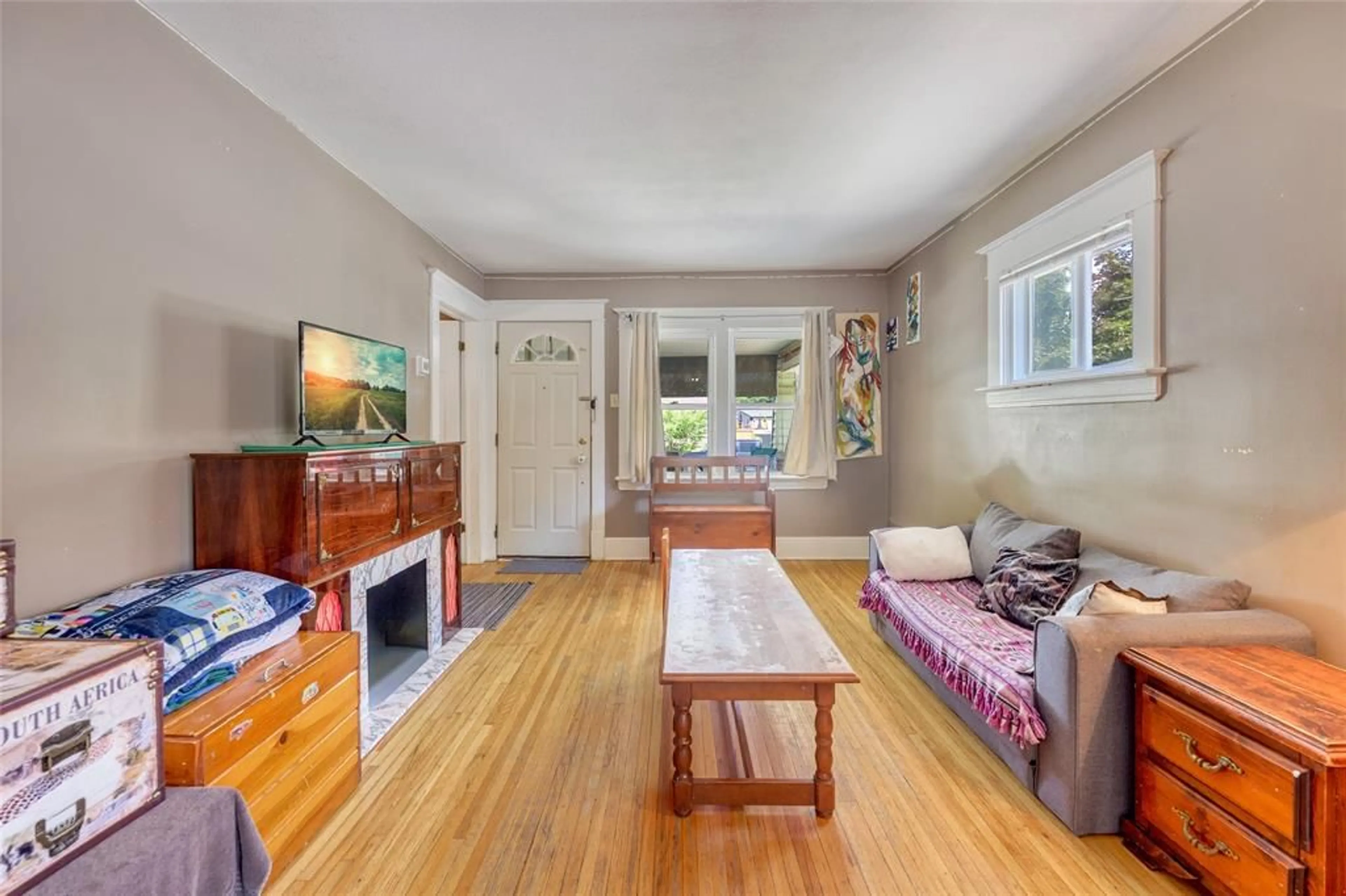 Living room with furniture, unknown for 115 Collingwood St, Sarnia Ontario N7T 6M8