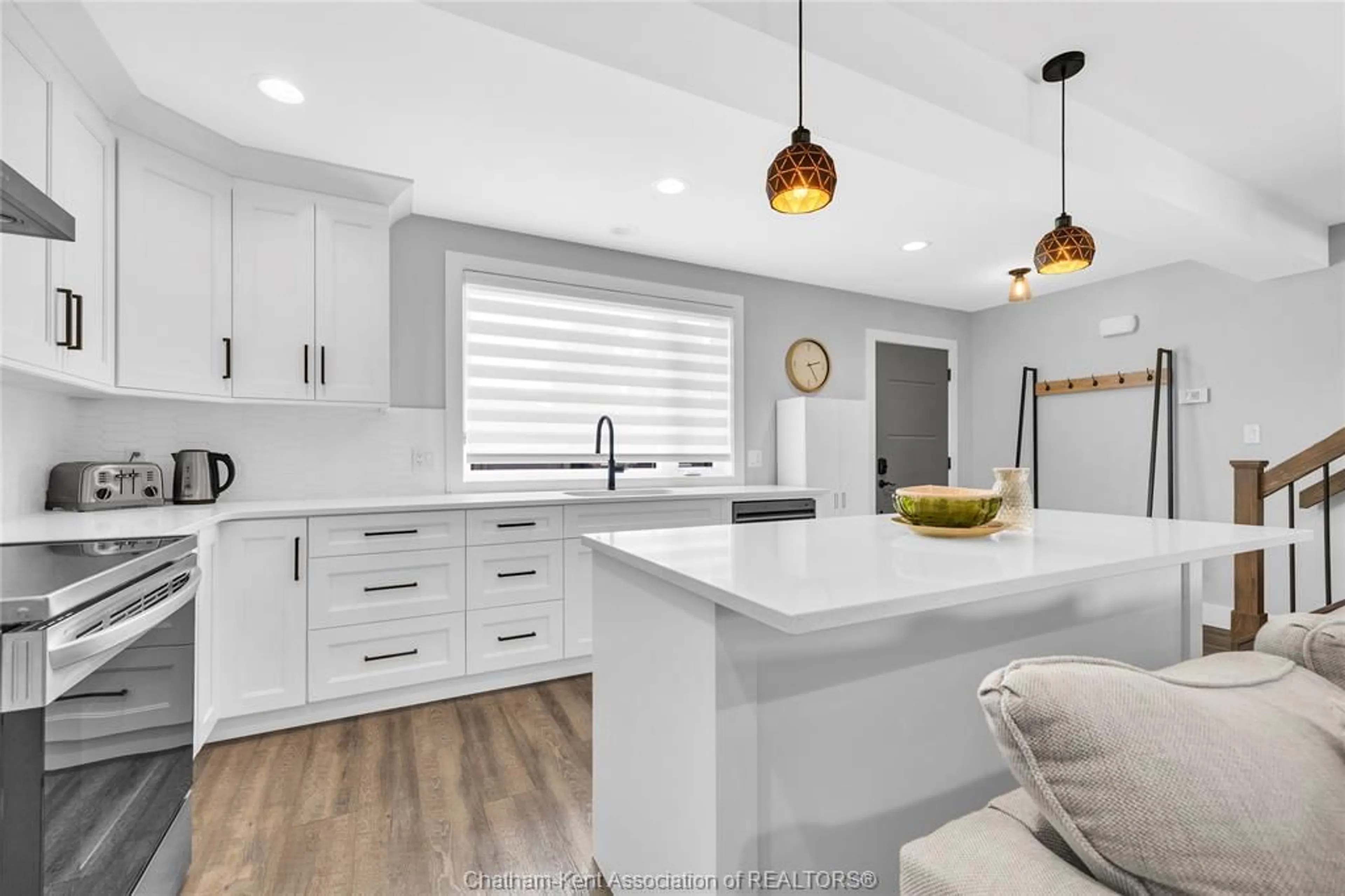 Open concept kitchen, ceramic/tile floor for 71 Churchill Park Rd, Chatham Ontario N7M 0R8