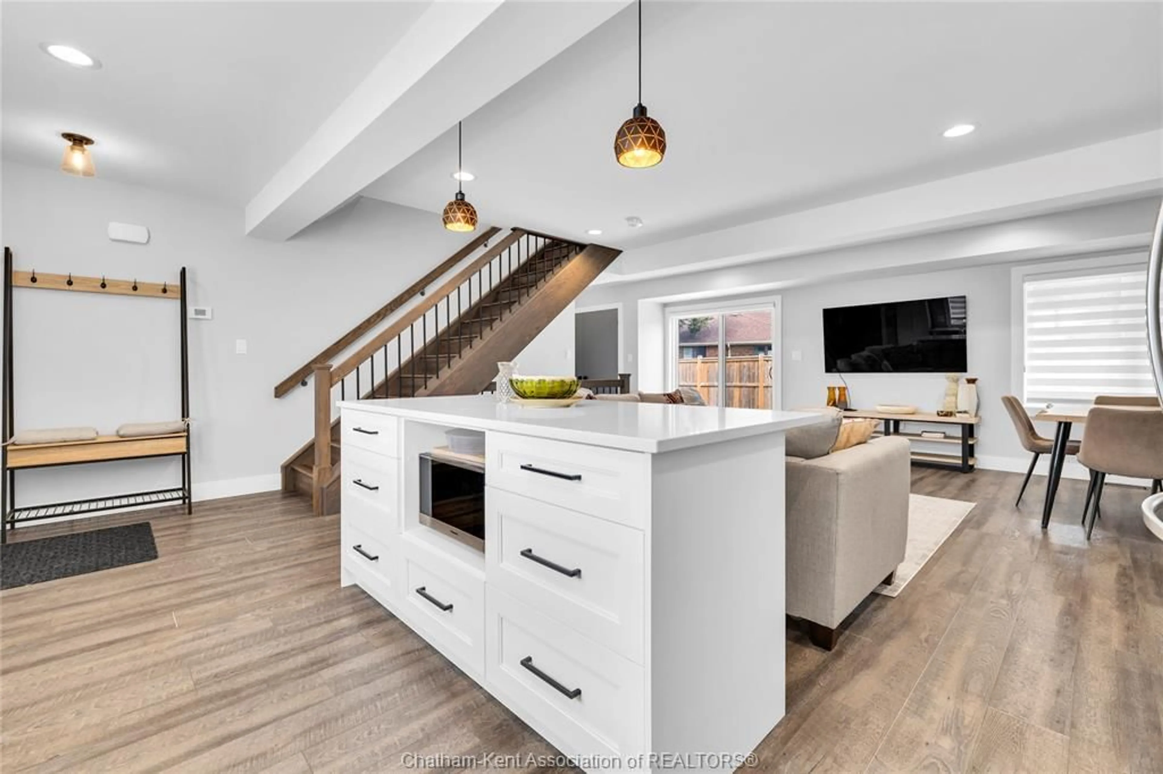 Open concept kitchen, unknown for 71 Churchill Park Rd, Chatham Ontario N7M 0R8