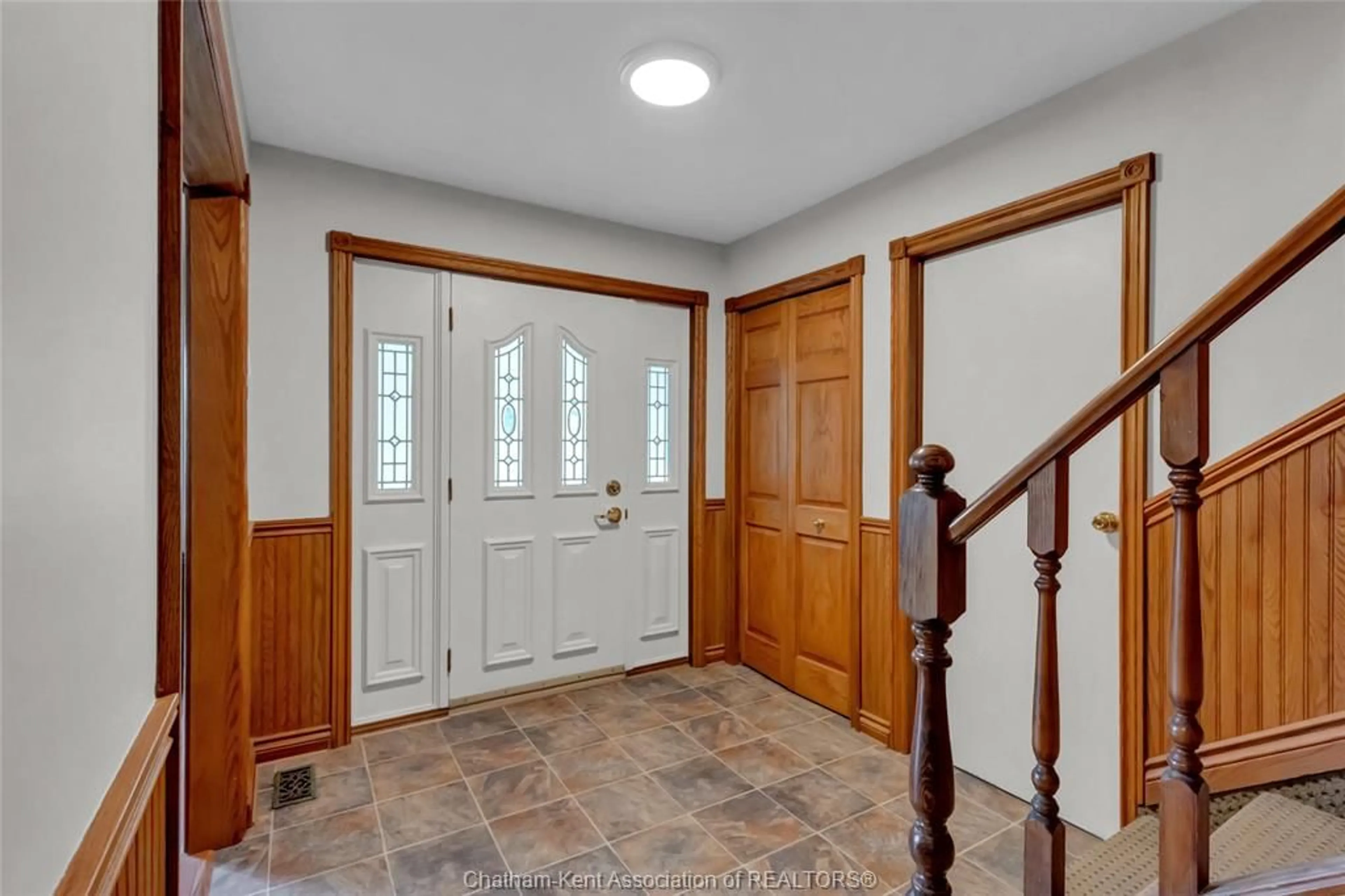 Indoor entryway for 138 ELIZABETH St, Chatham Ontario N7L 2Y4
