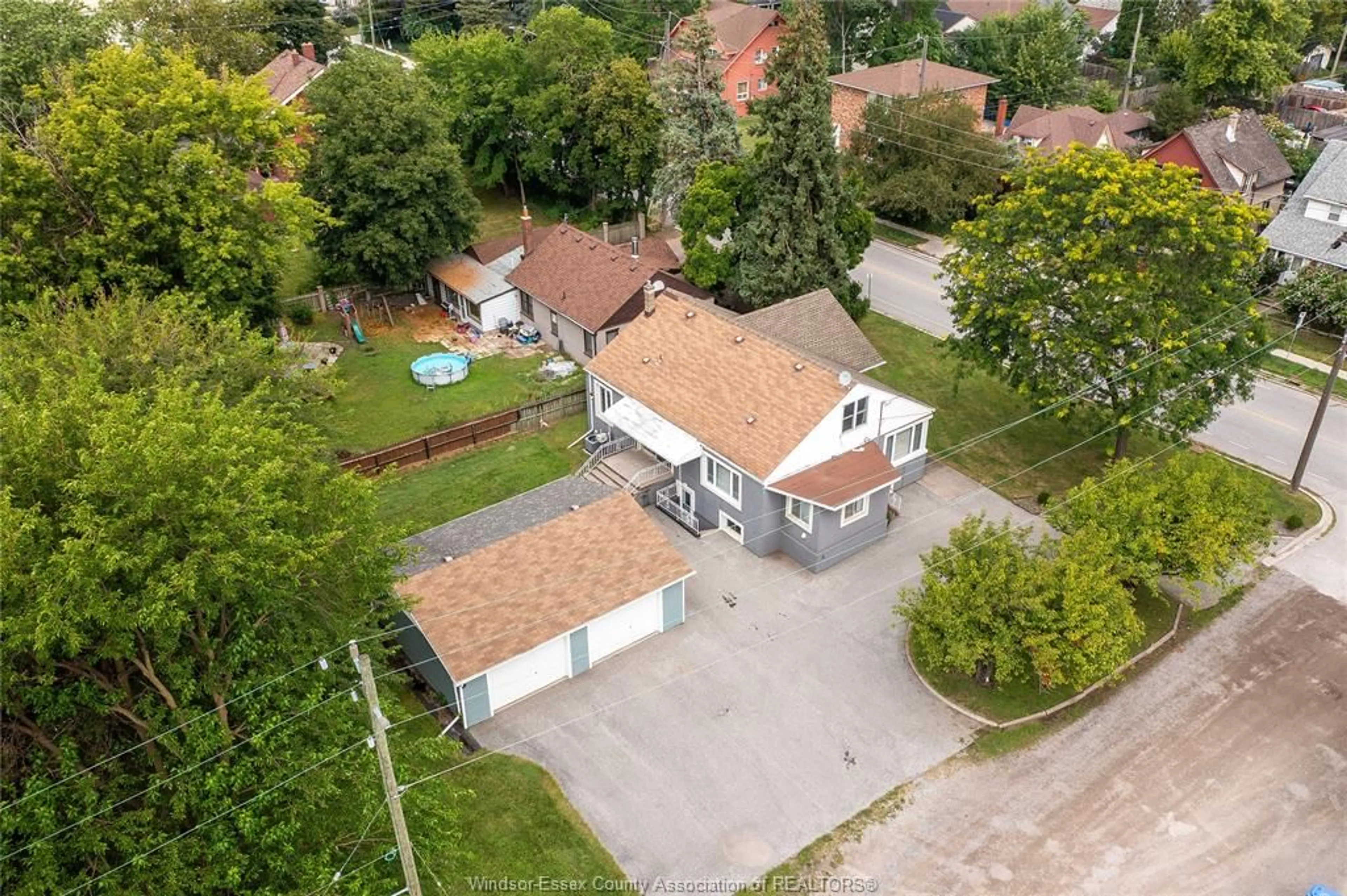 A pic from outside/outdoor area/front of a property/back of a property/a pic from drone, street for 485 PRINCE, Windsor Ontario N9C 2Y7