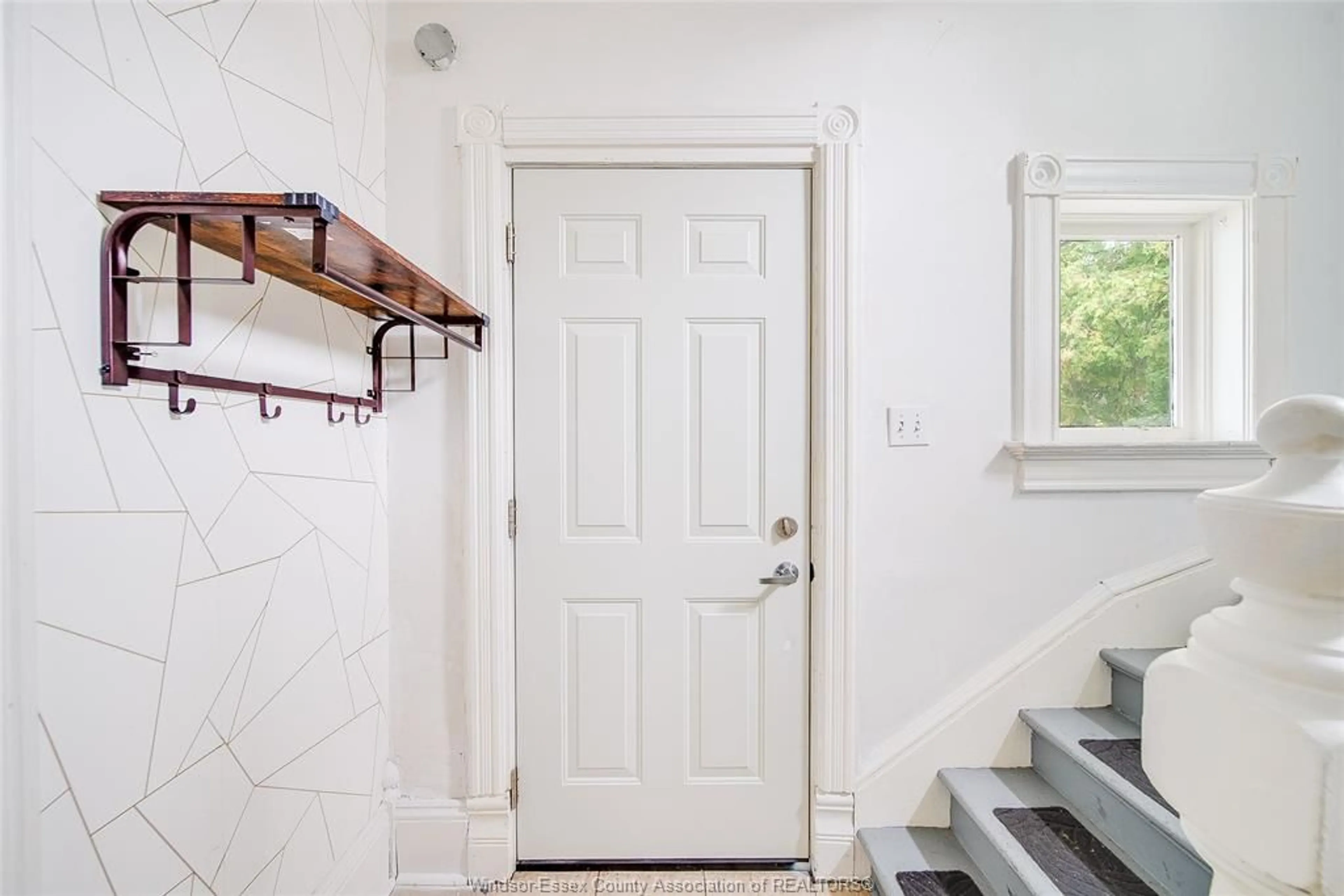 Indoor entryway for 31 ADELAIDE STREET N., Chatham Ontario N7M 4K2