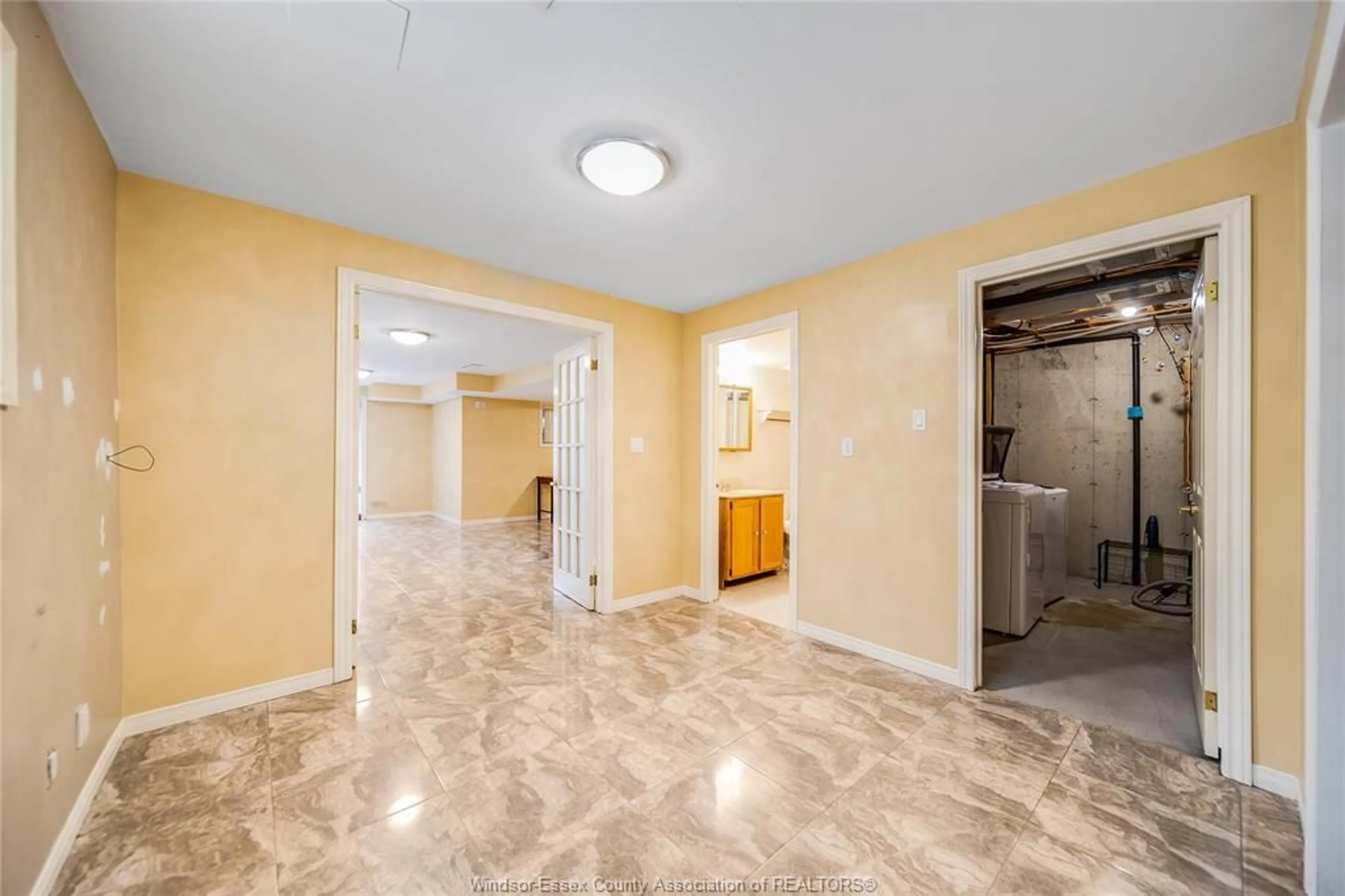 Indoor foyer for 1511 CHATEAU Ave, Windsor Ontario N8P 1M3