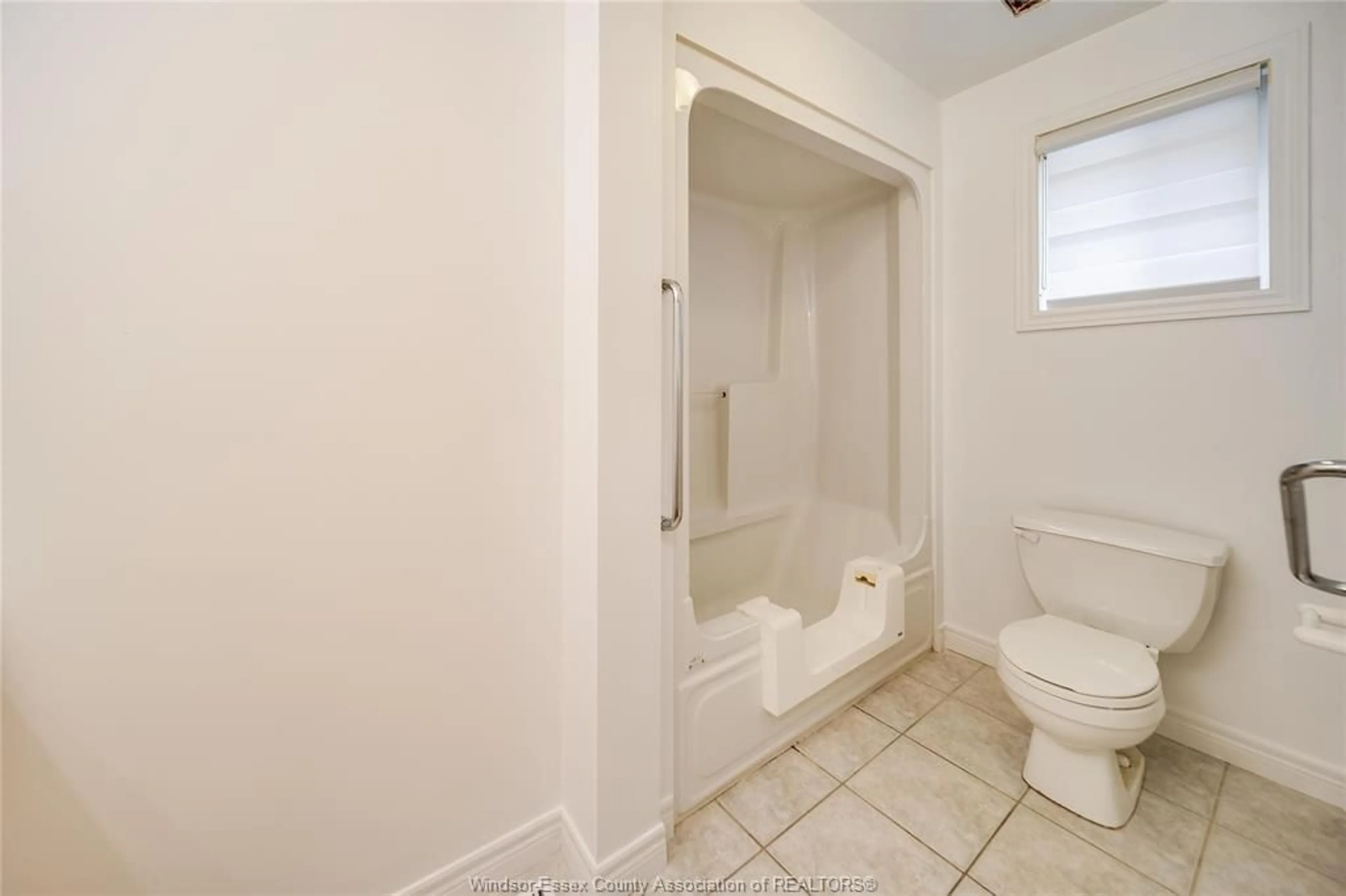 Standard bathroom, unknown for 1511 CHATEAU Ave, Windsor Ontario N8P 1M3