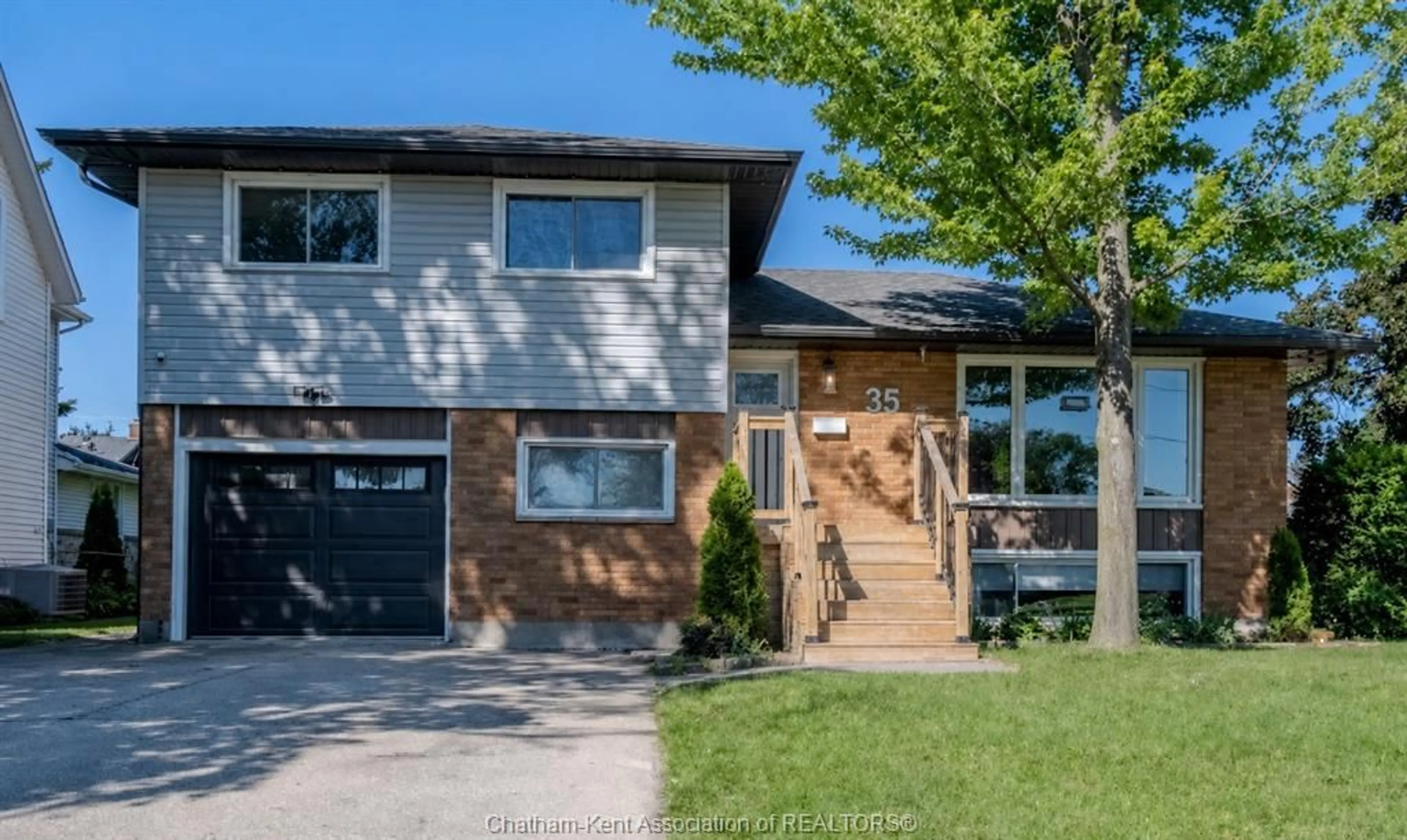Home with vinyl exterior material, street for 35 Crystal Dr, Chatham Ontario N7M 3C6
