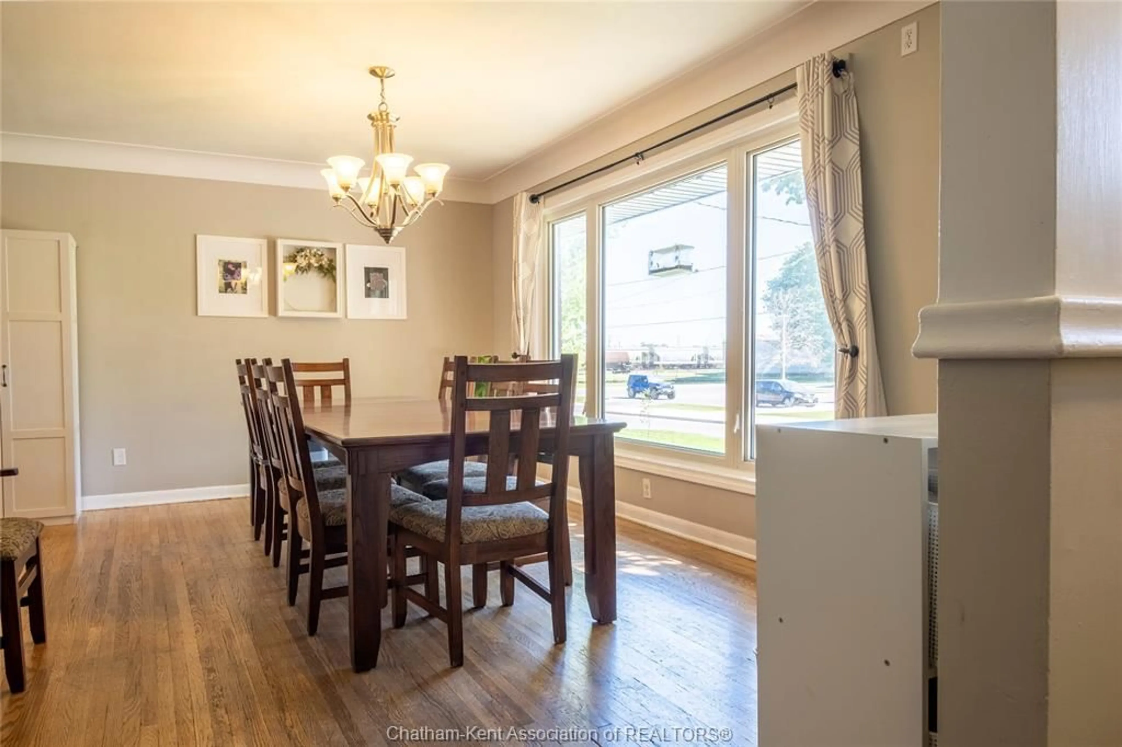 Dining room, wood/laminate floor for 35 Crystal Dr, Chatham Ontario N7M 3C6