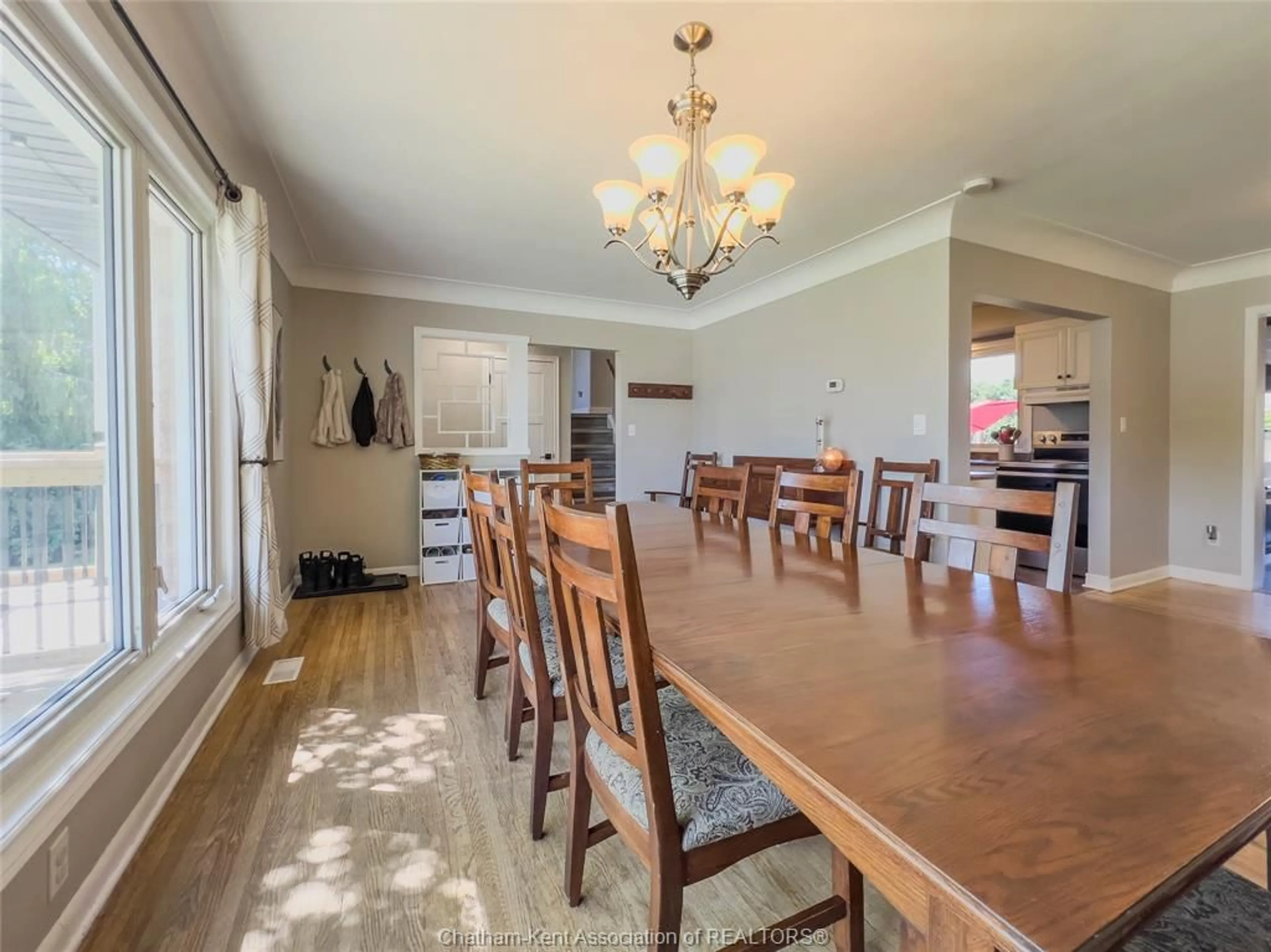 Dining room, wood/laminate floor for 35 Crystal Dr, Chatham Ontario N7M 3C6