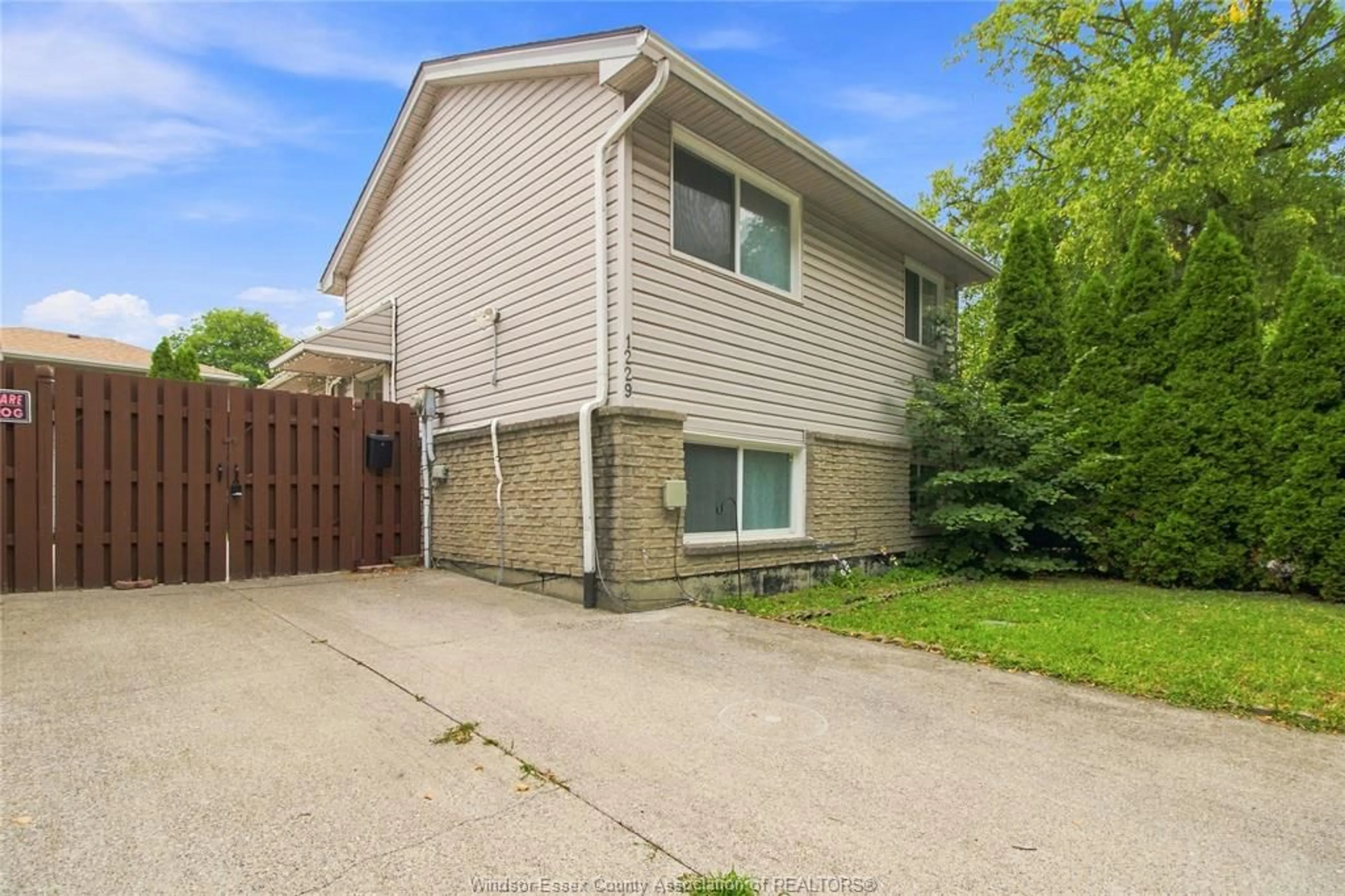 A pic from outside/outdoor area/front of a property/back of a property/a pic from drone, street for 1229 ARNCLIFFE Pl, Windsor Ontario N85 4N2