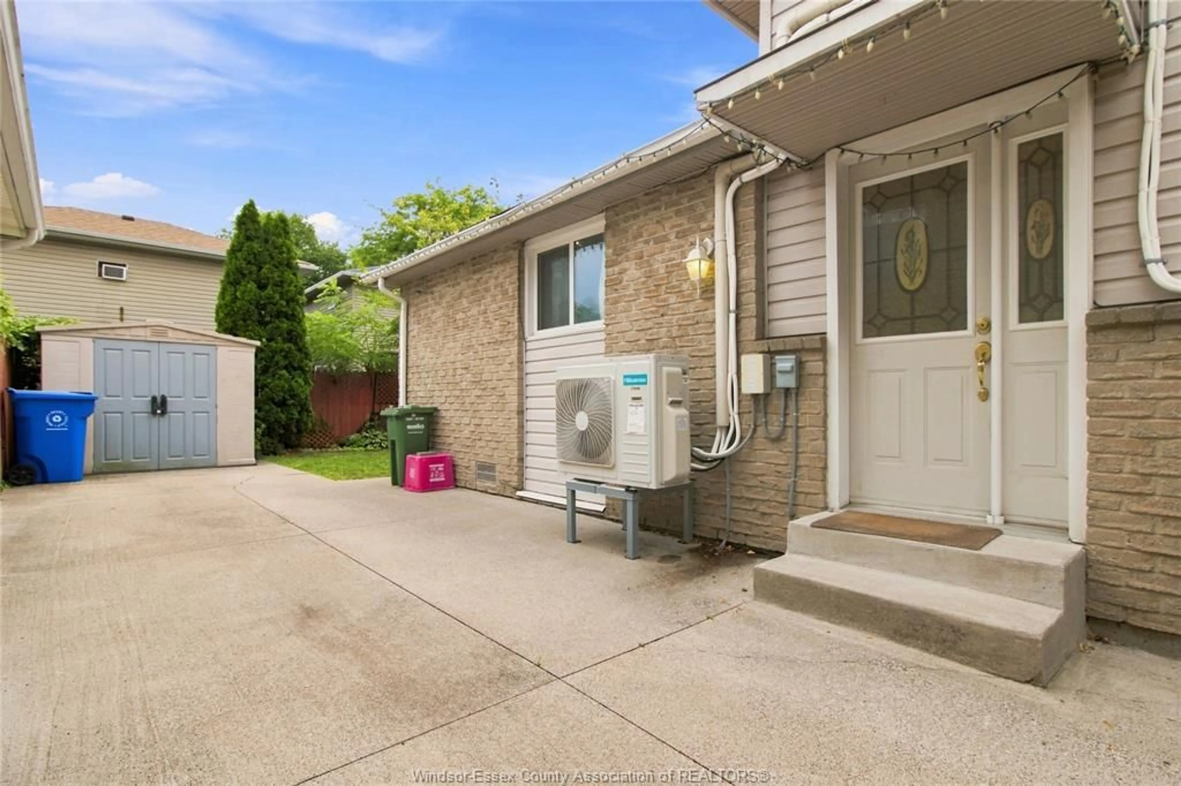 Patio, street for 1229 ARNCLIFFE Pl, Windsor Ontario N85 4N2