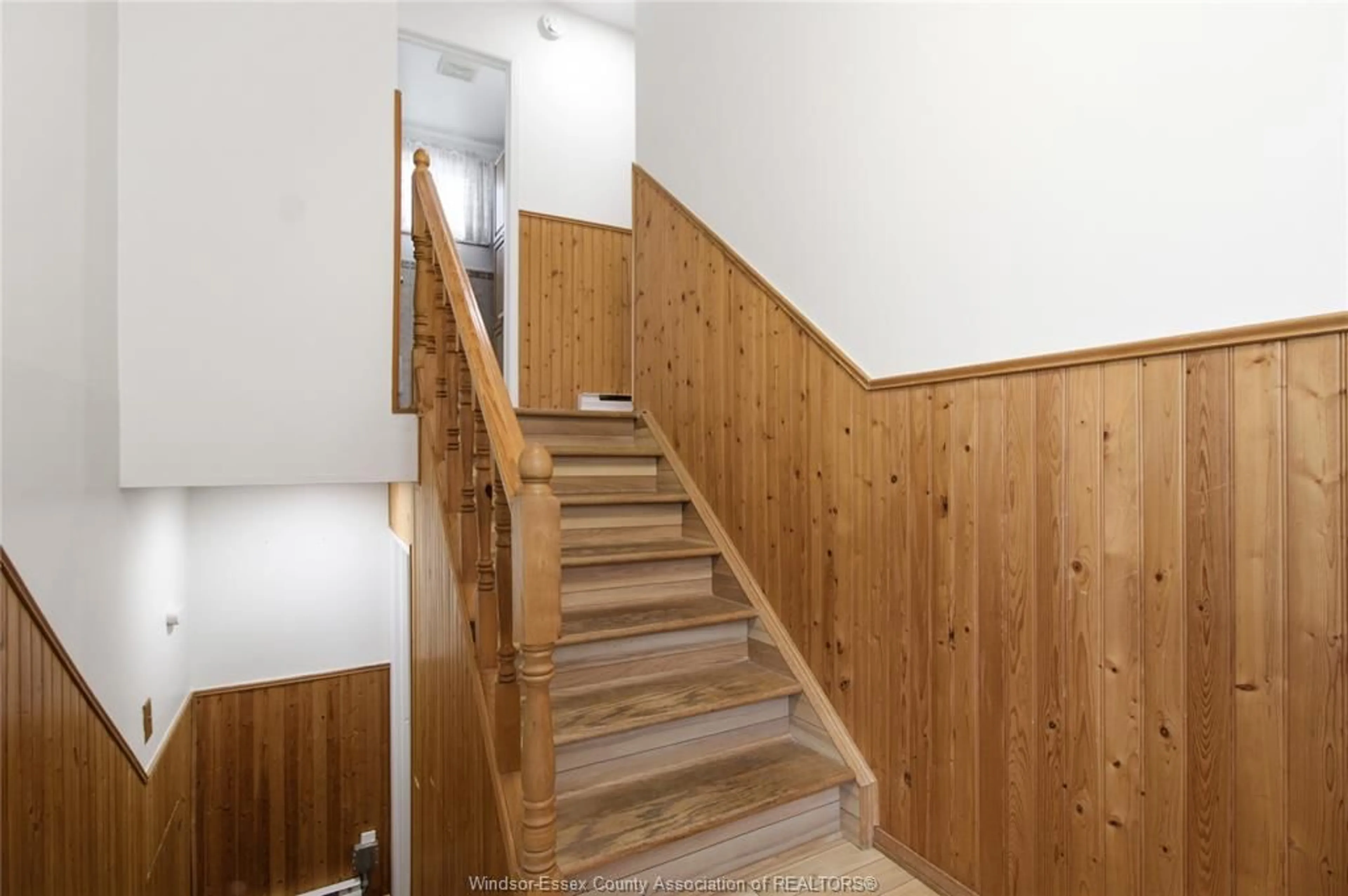 Stairs for 1229 ARNCLIFFE Pl, Windsor Ontario N85 4N2