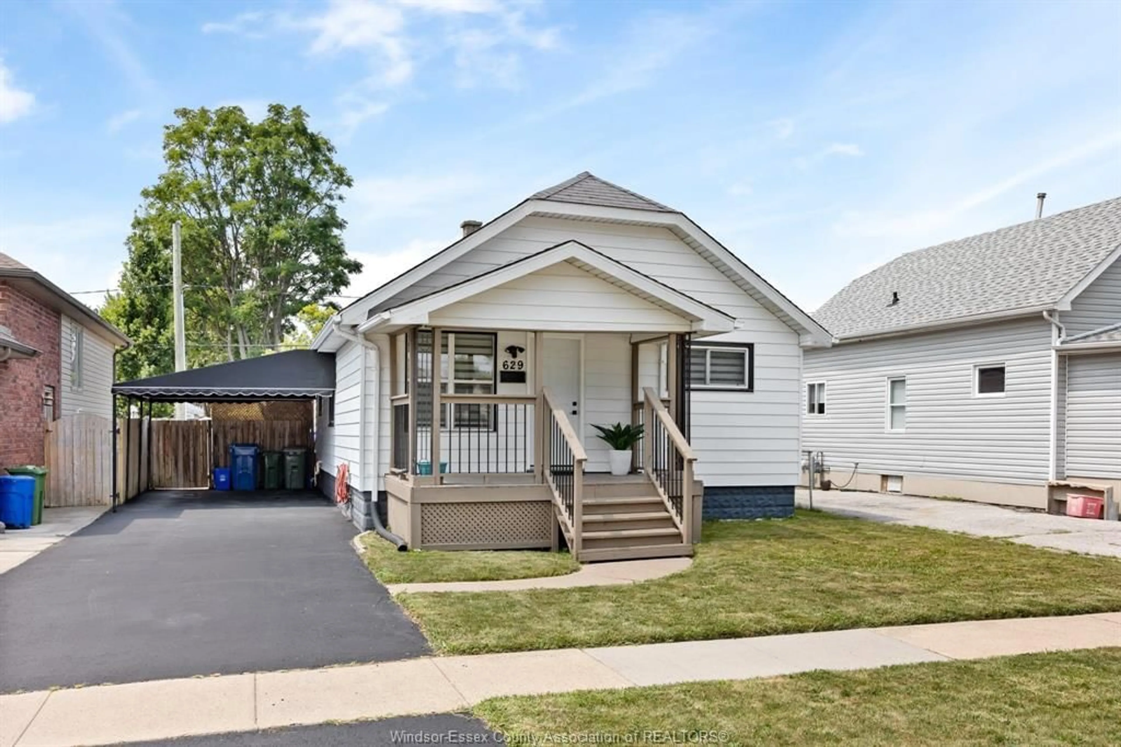 Home with vinyl exterior material, street for 629 LABUTE, Tecumseh Ontario N8N 2B2