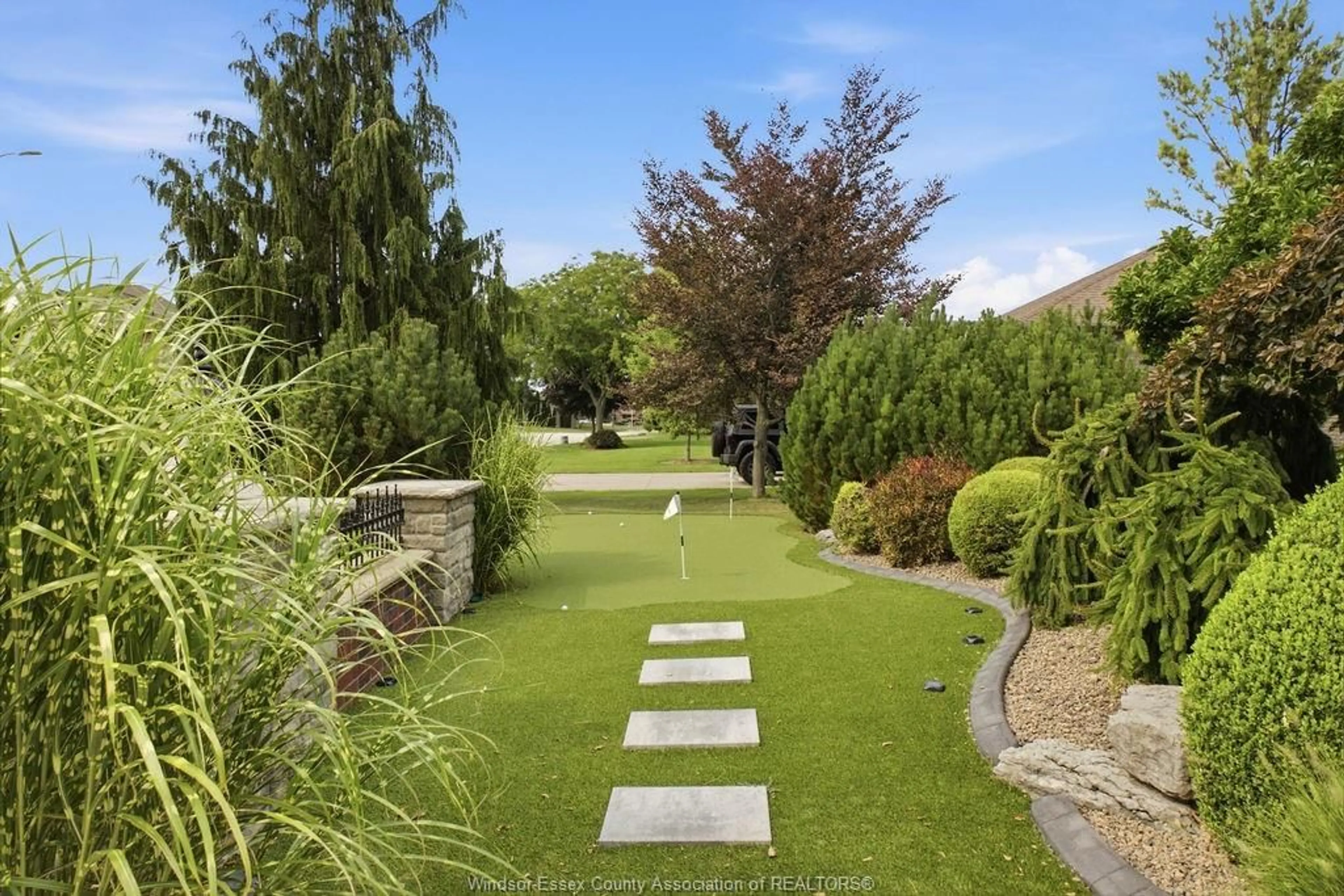 Patio, street for 205 CLUBVIEW Dr, Amherstburg Ontario N9V 3Z3