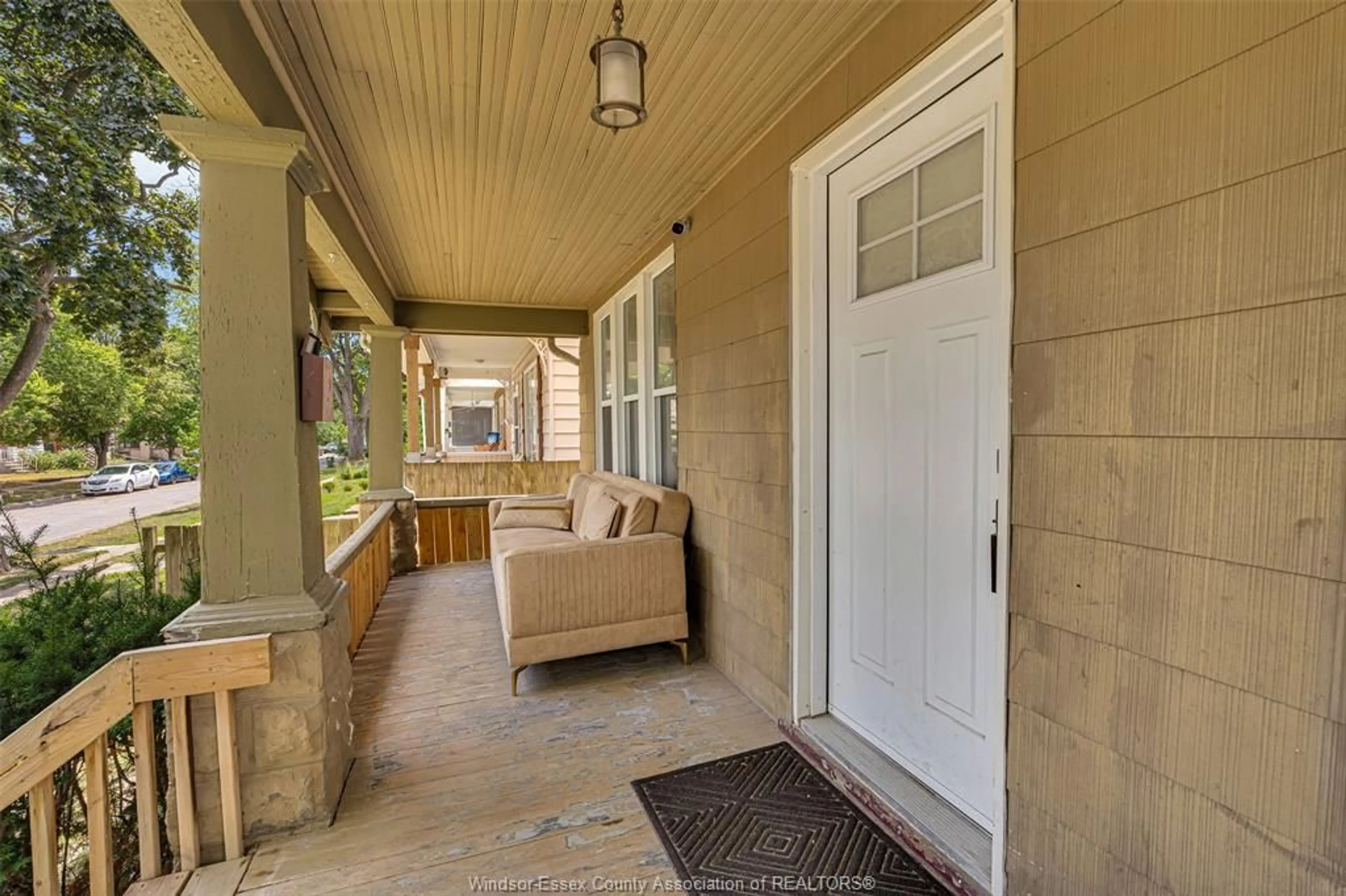 Indoor entryway for 421 ELM Ave, Windsor Ontario N9A 5H2