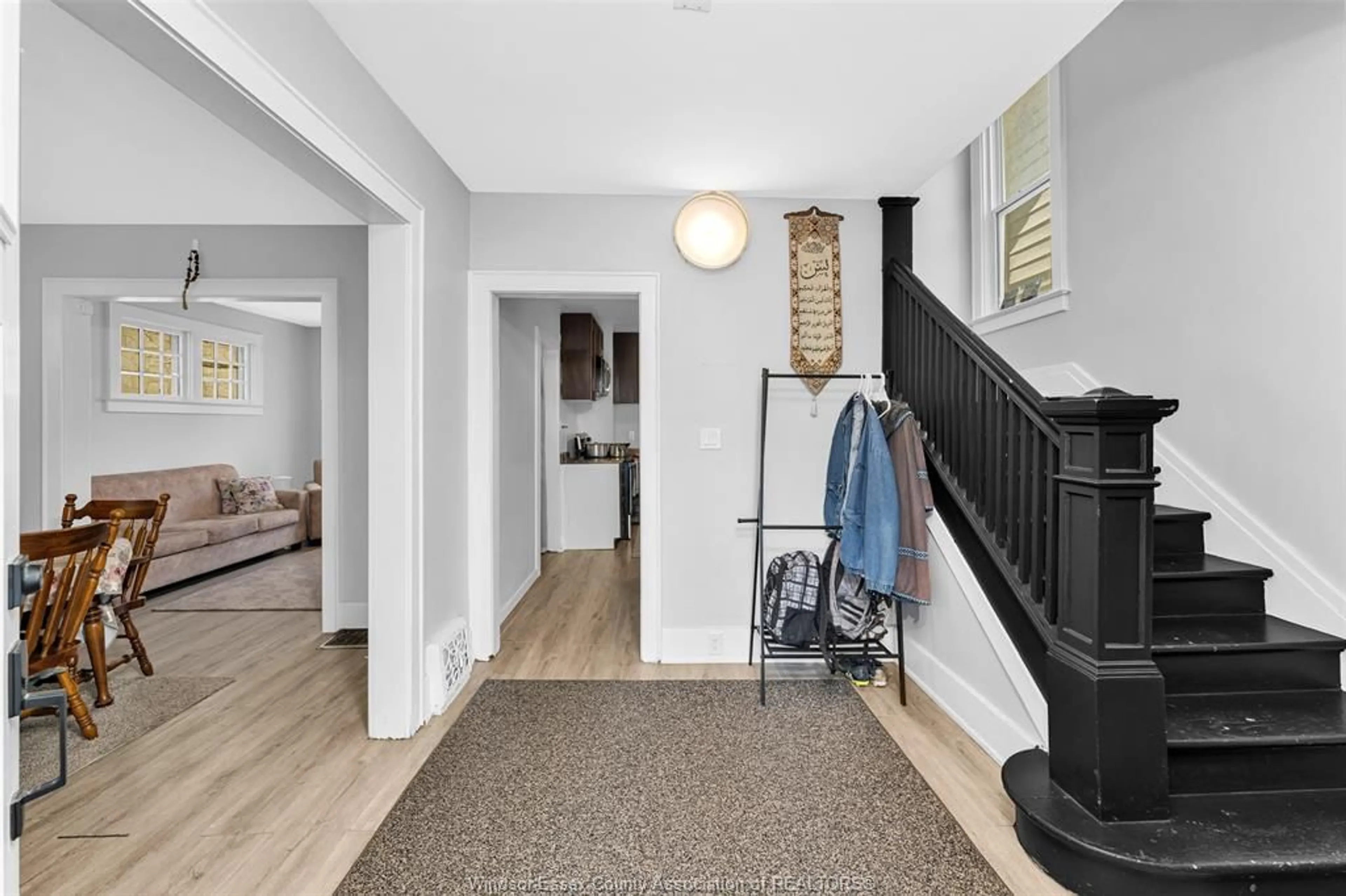 Indoor entryway for 421 ELM Ave, Windsor Ontario N9A 5H2