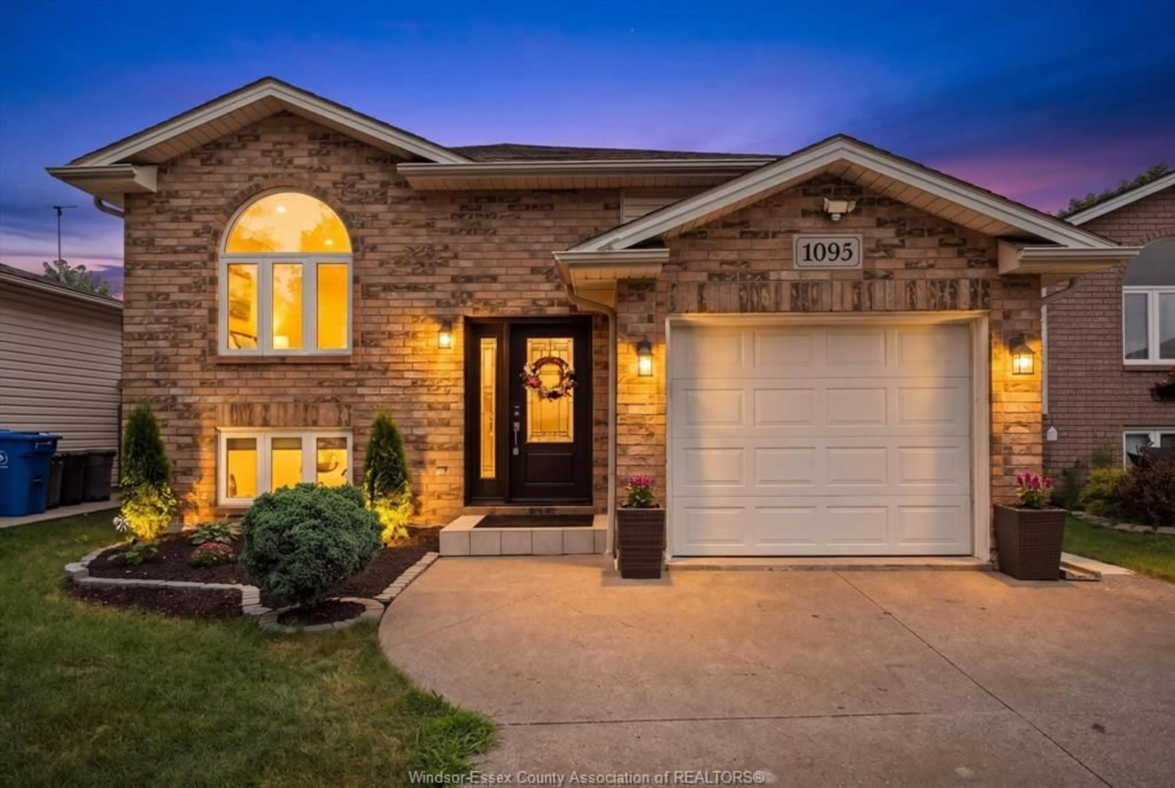 Home with brick exterior material, street for 1095 LAKEVIEW, Windsor Ontario N8P 1K9