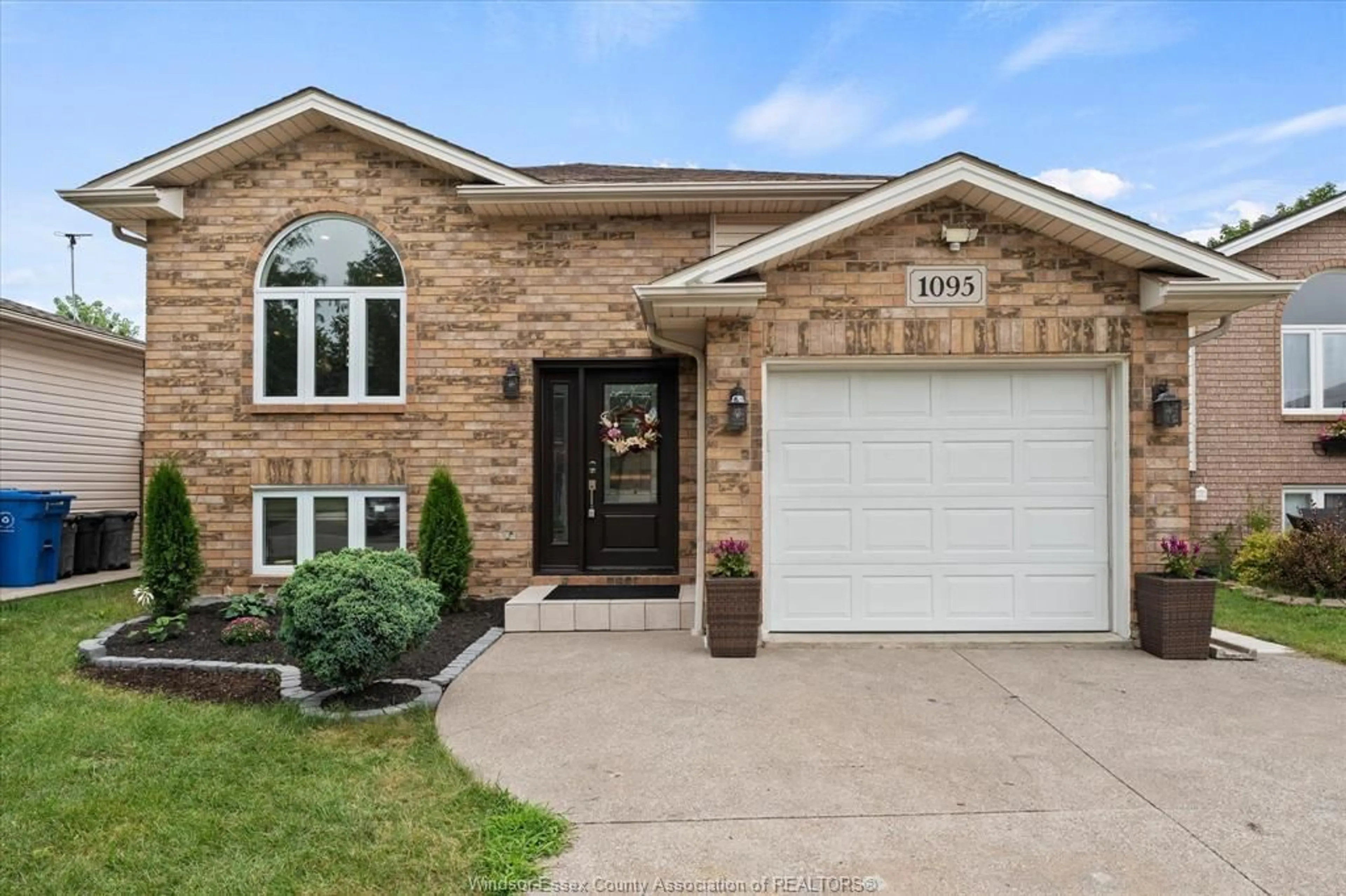 Home with brick exterior material, street for 1095 LAKEVIEW, Windsor Ontario N8P 1K9