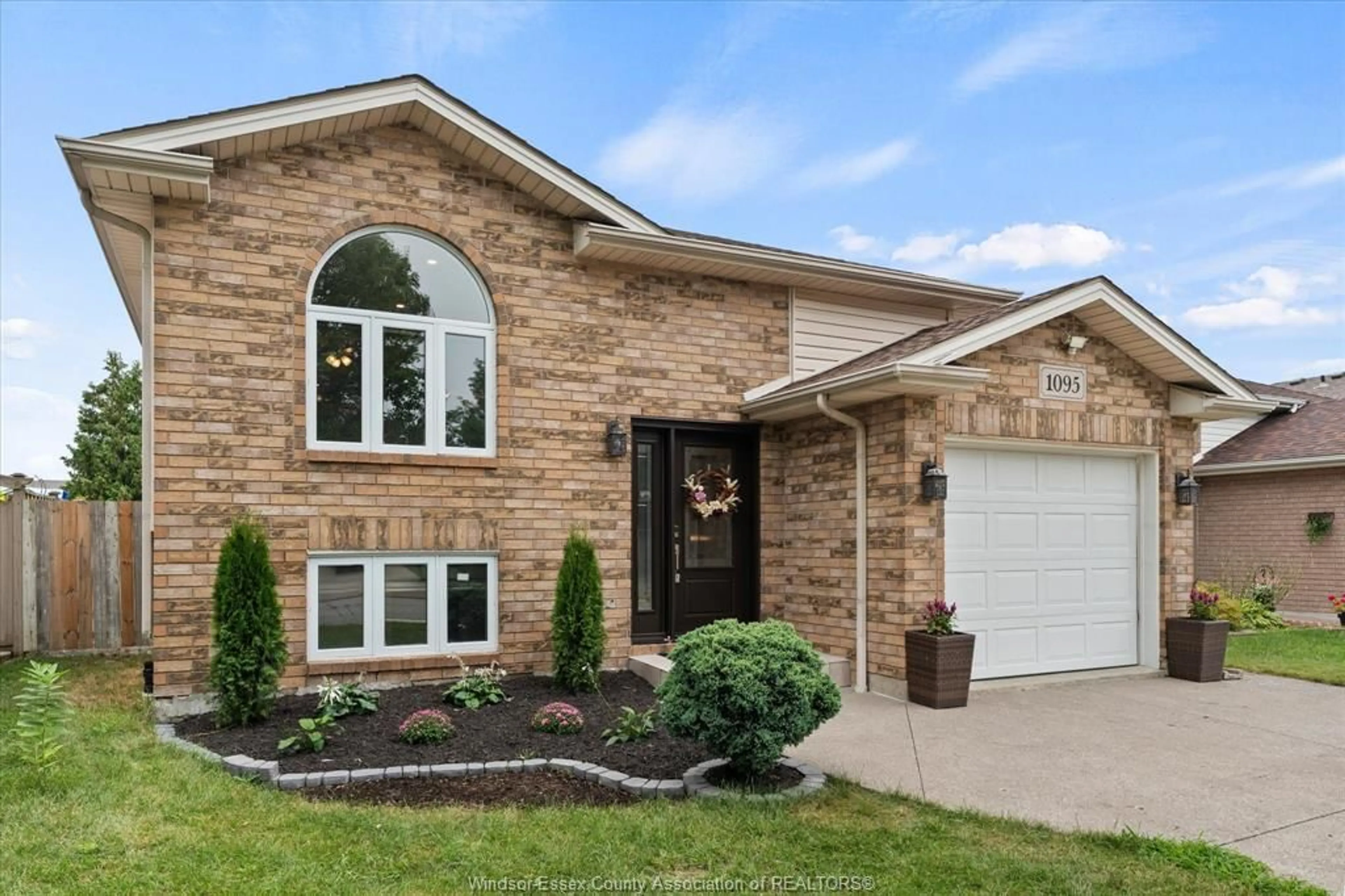 Home with brick exterior material, street for 1095 LAKEVIEW, Windsor Ontario N8P 1K9