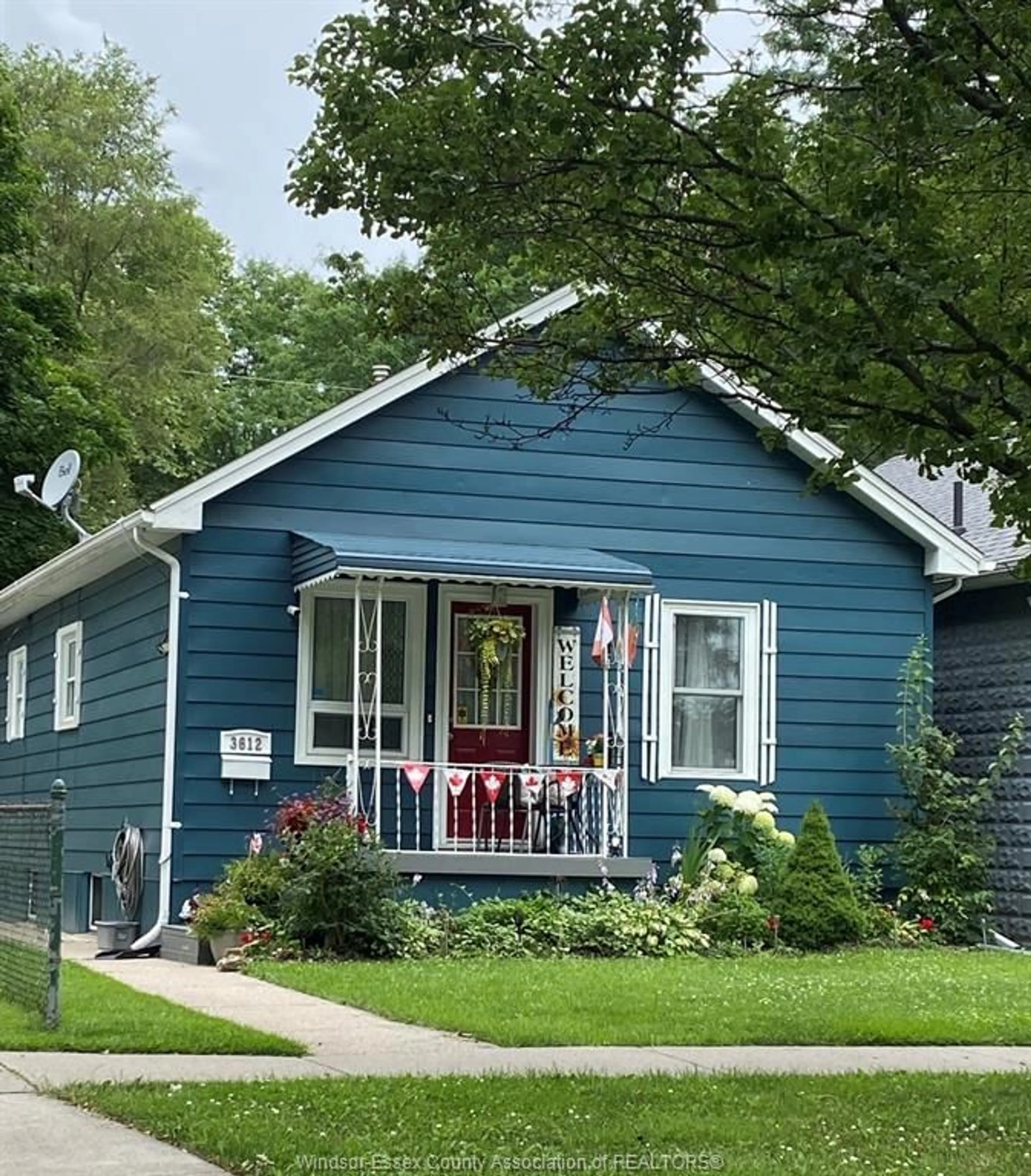 Home with vinyl exterior material, street for 3612 KING, Windsor Ontario N9C 1P5