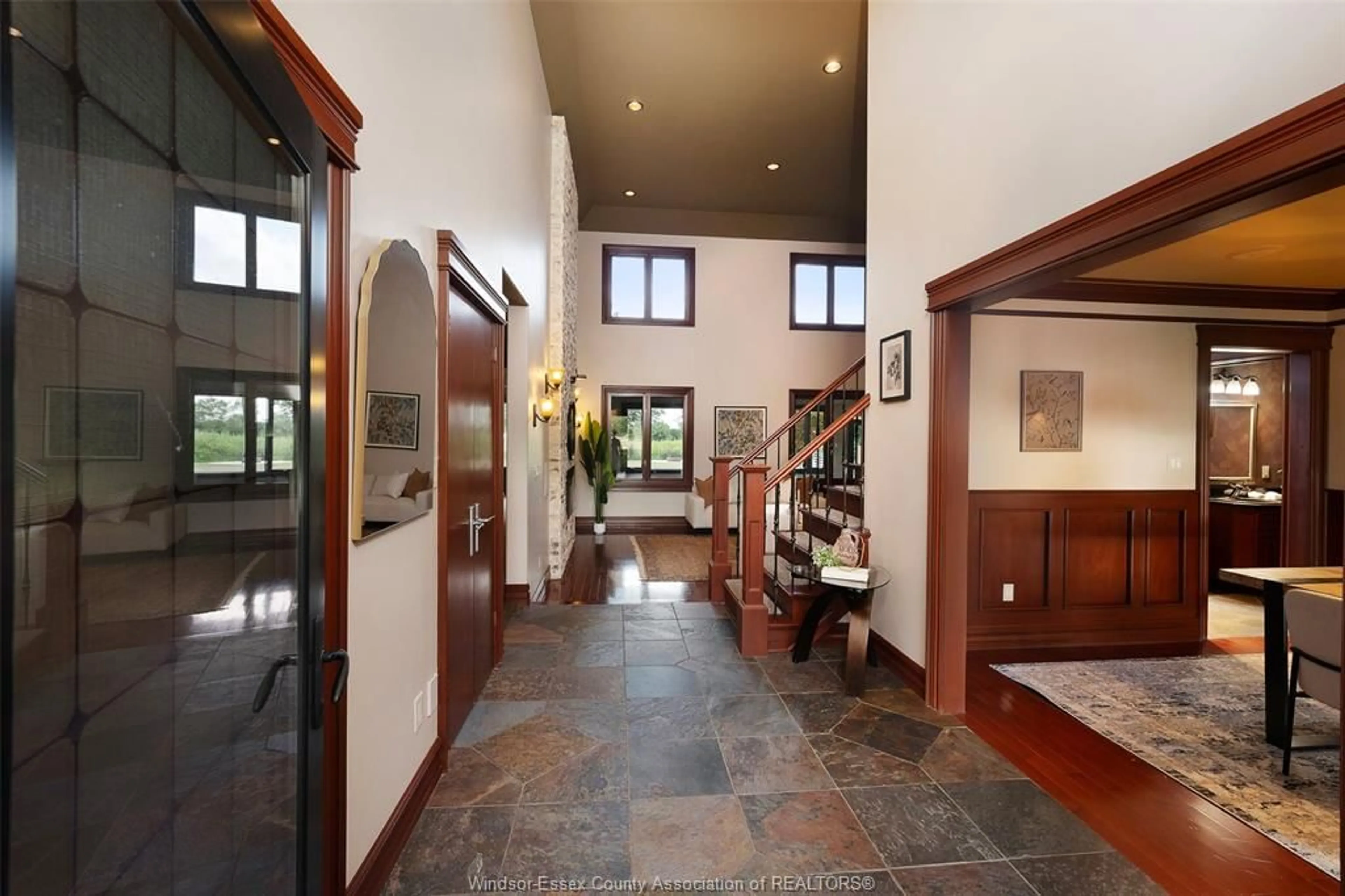 Indoor foyer for 2116 FRONT Rd, Amherstburg Ontario N9V 3R3