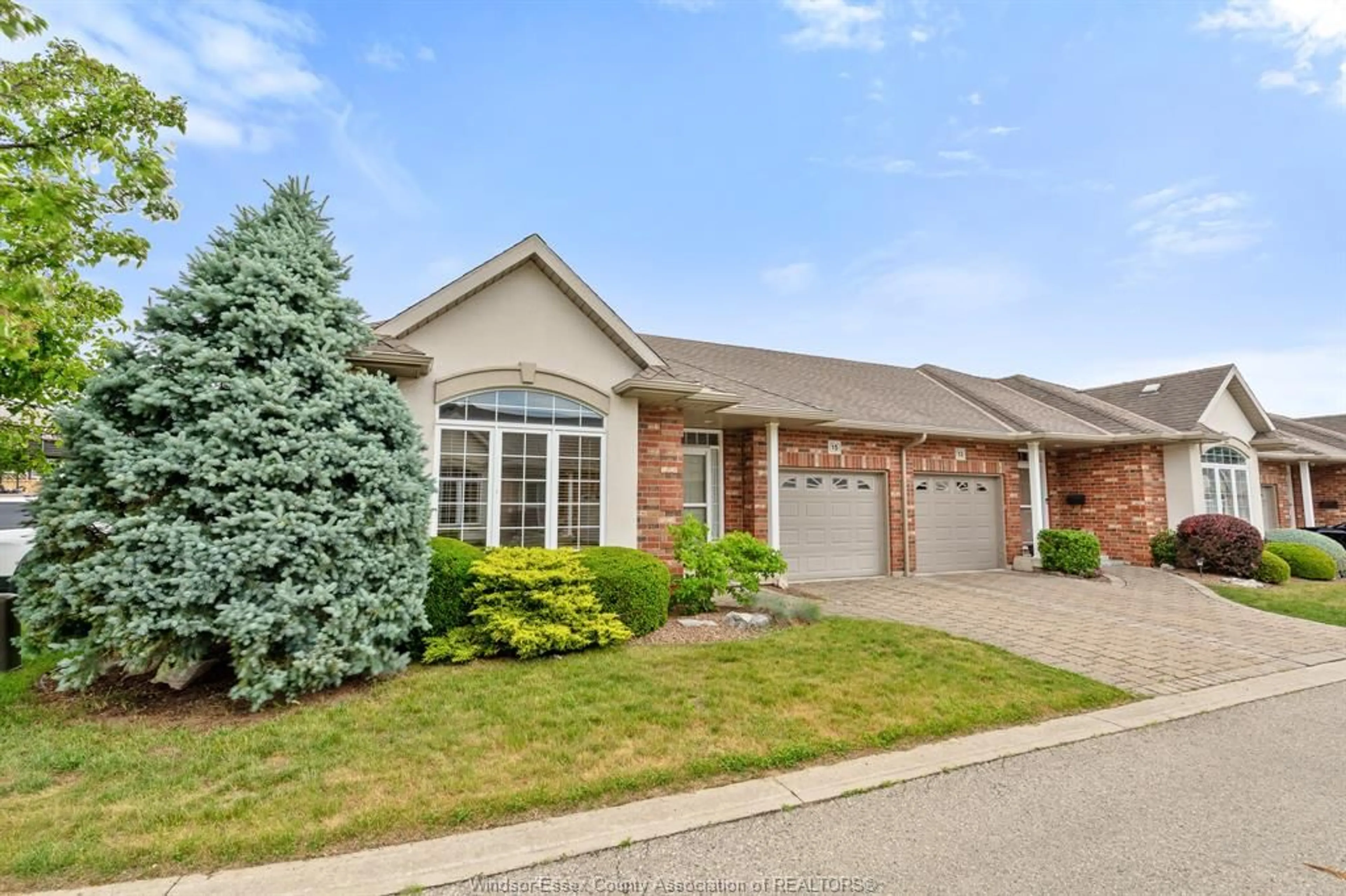 Home with brick exterior material, street for 15 OAKGROVE Lane, Chatham Ontario N7L 5R9
