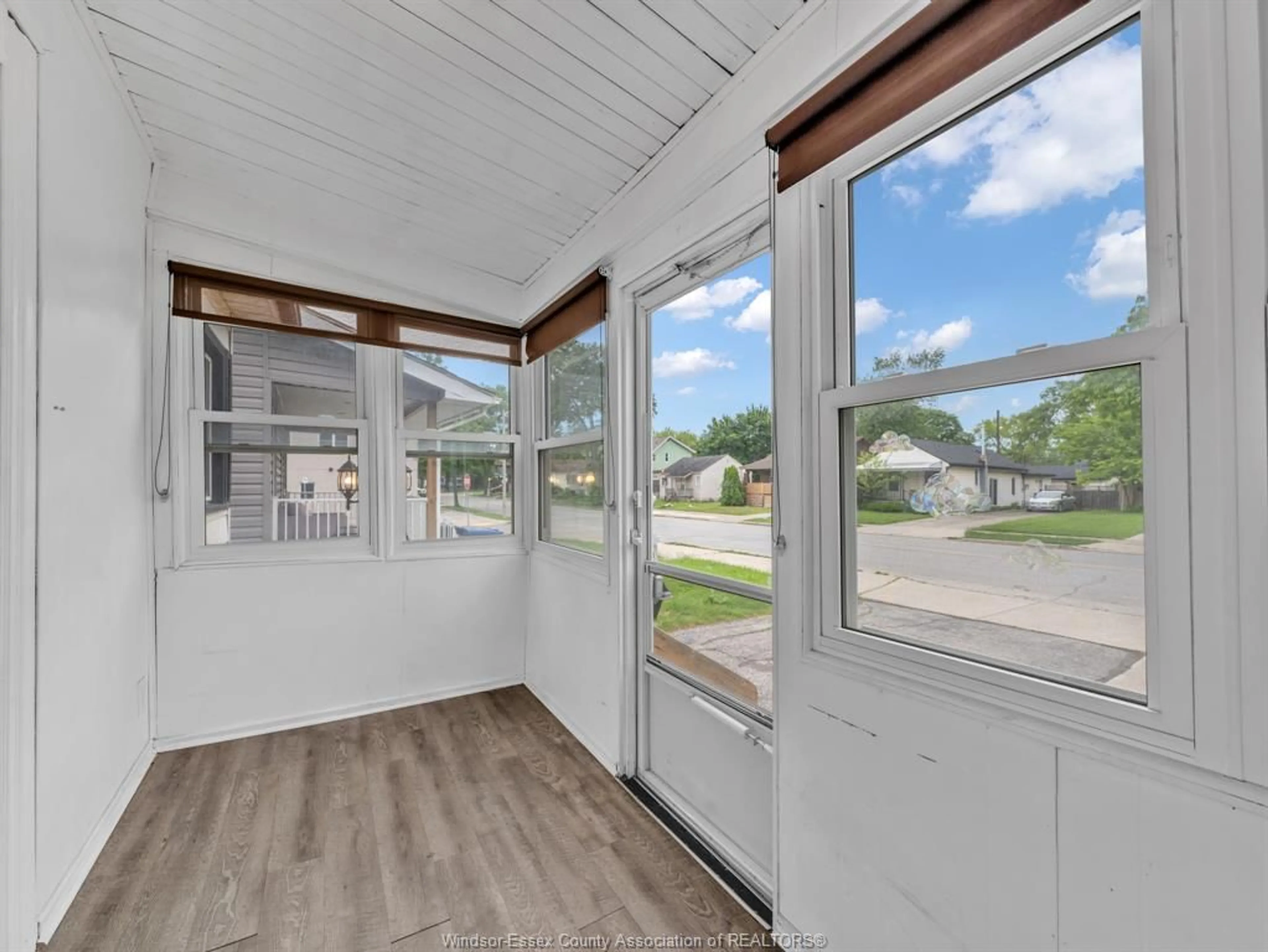 Indoor entryway for 990 Campbell Ave, Windsor Ontario N9B 2J2