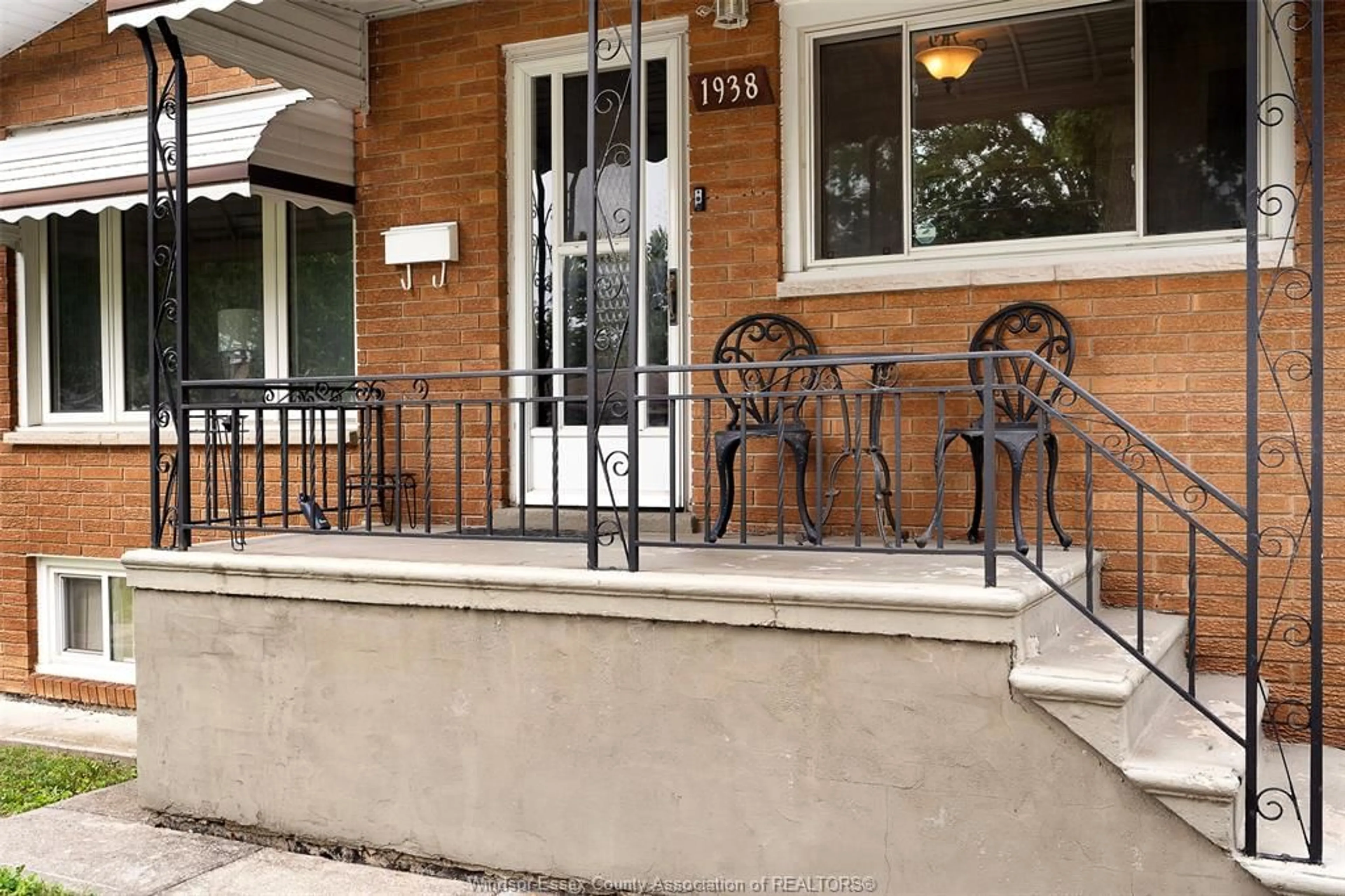Patio, street for 1938 FERNDALE Ave, Windsor Ontario N8T 2L1