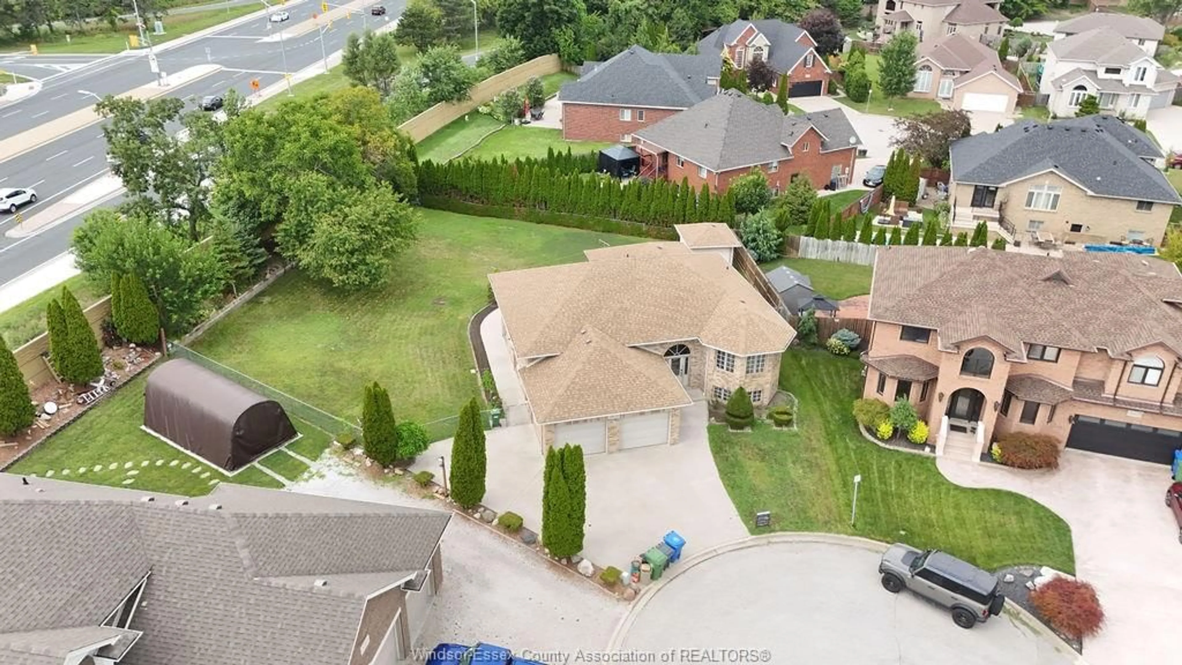 A pic from outside/outdoor area/front of a property/back of a property/a pic from drone, city buildings view from balcony for 2672 FLEMING Crt, Windsor Ontario N9E 4P1