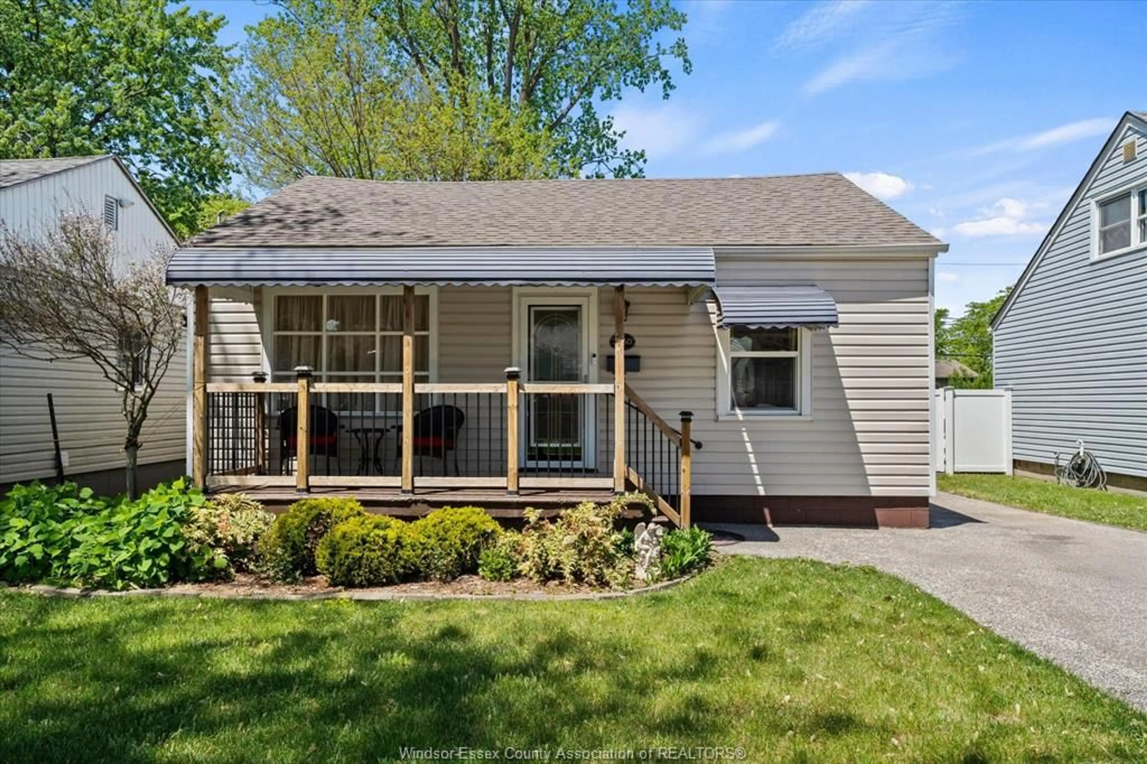 Home with vinyl exterior material, street for 3560 BARRYMORE Lane, Windsor Ontario N9C 1V3