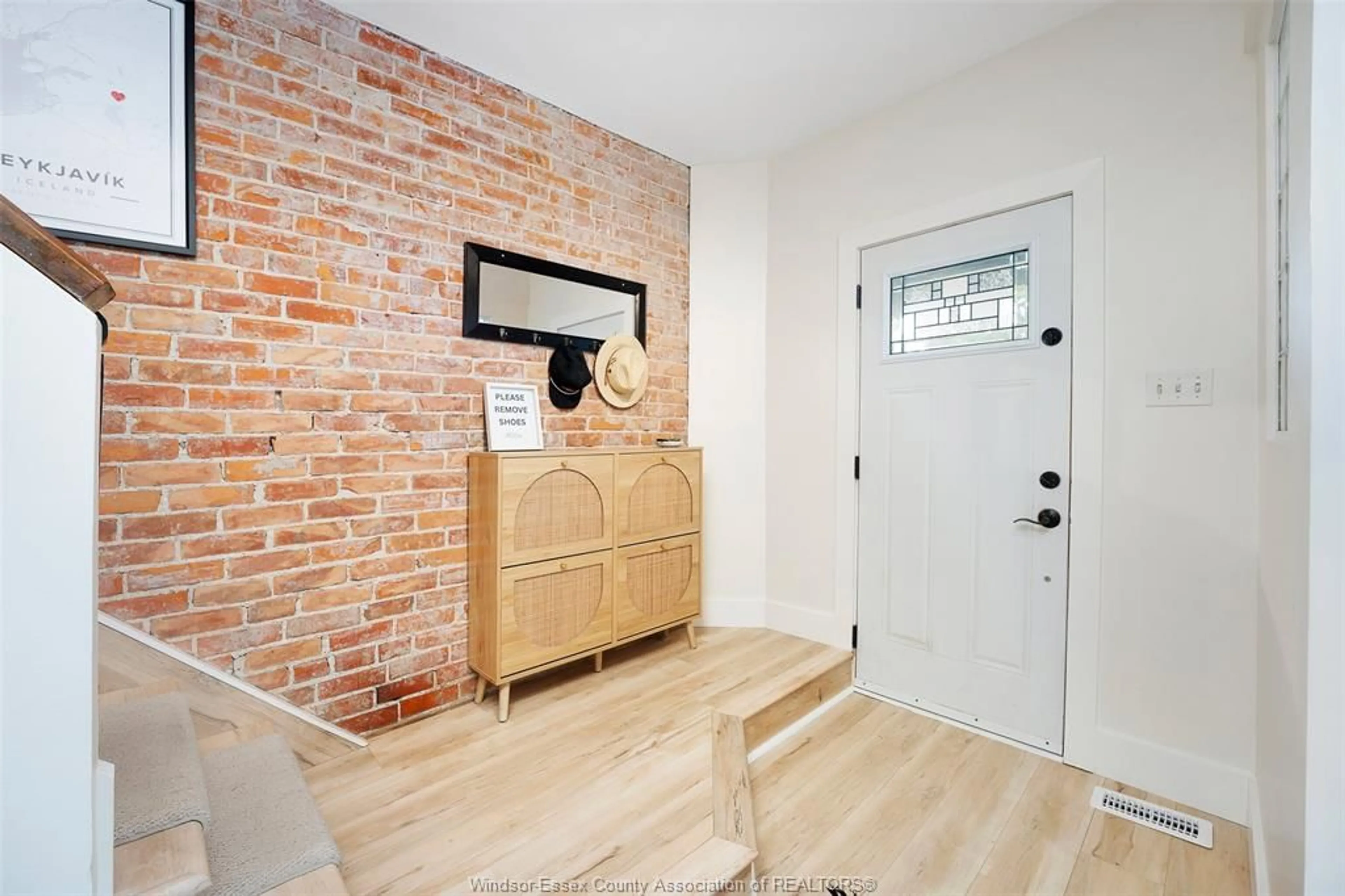 Indoor entryway for 1092 MONMOUTH, Windsor Ontario N8Y 3L7