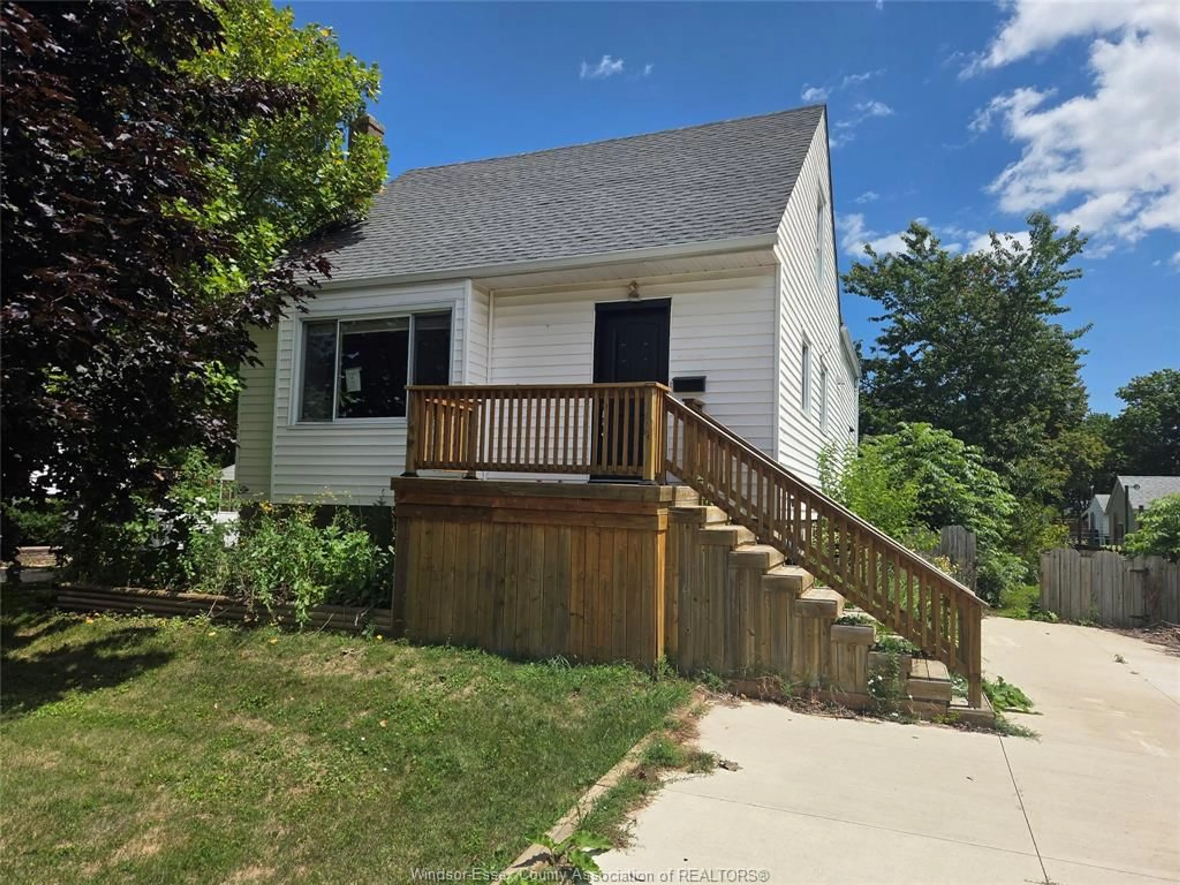 A pic from outside/outdoor area/front of a property/back of a property/a pic from drone, street for 782 Kember Ave, Sarnia Ontario N7S 2T5