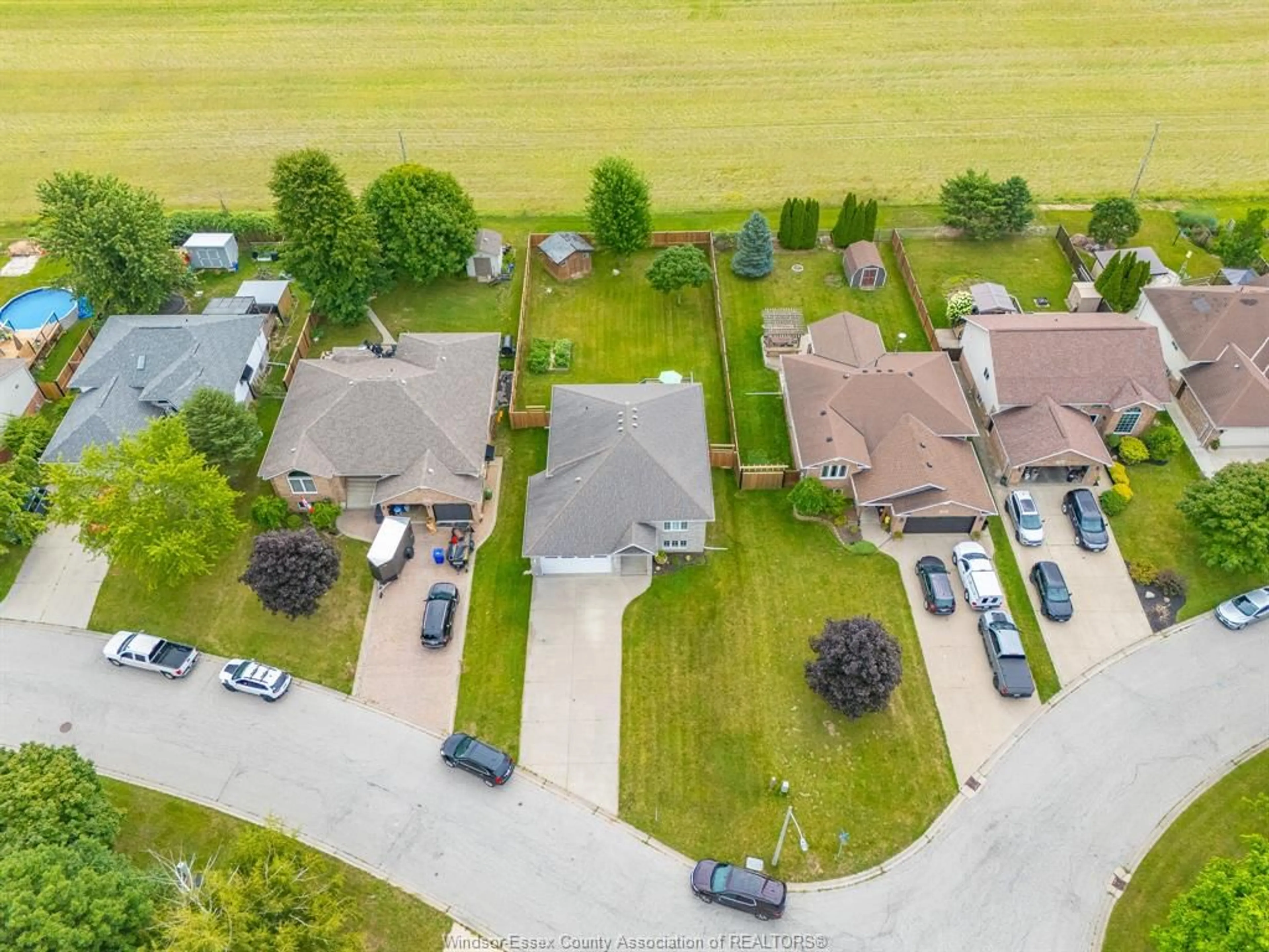 A pic from outside/outdoor area/front of a property/back of a property/a pic from drone, street for 180 Sunset Dr, Harrow Ontario N0R 1G0