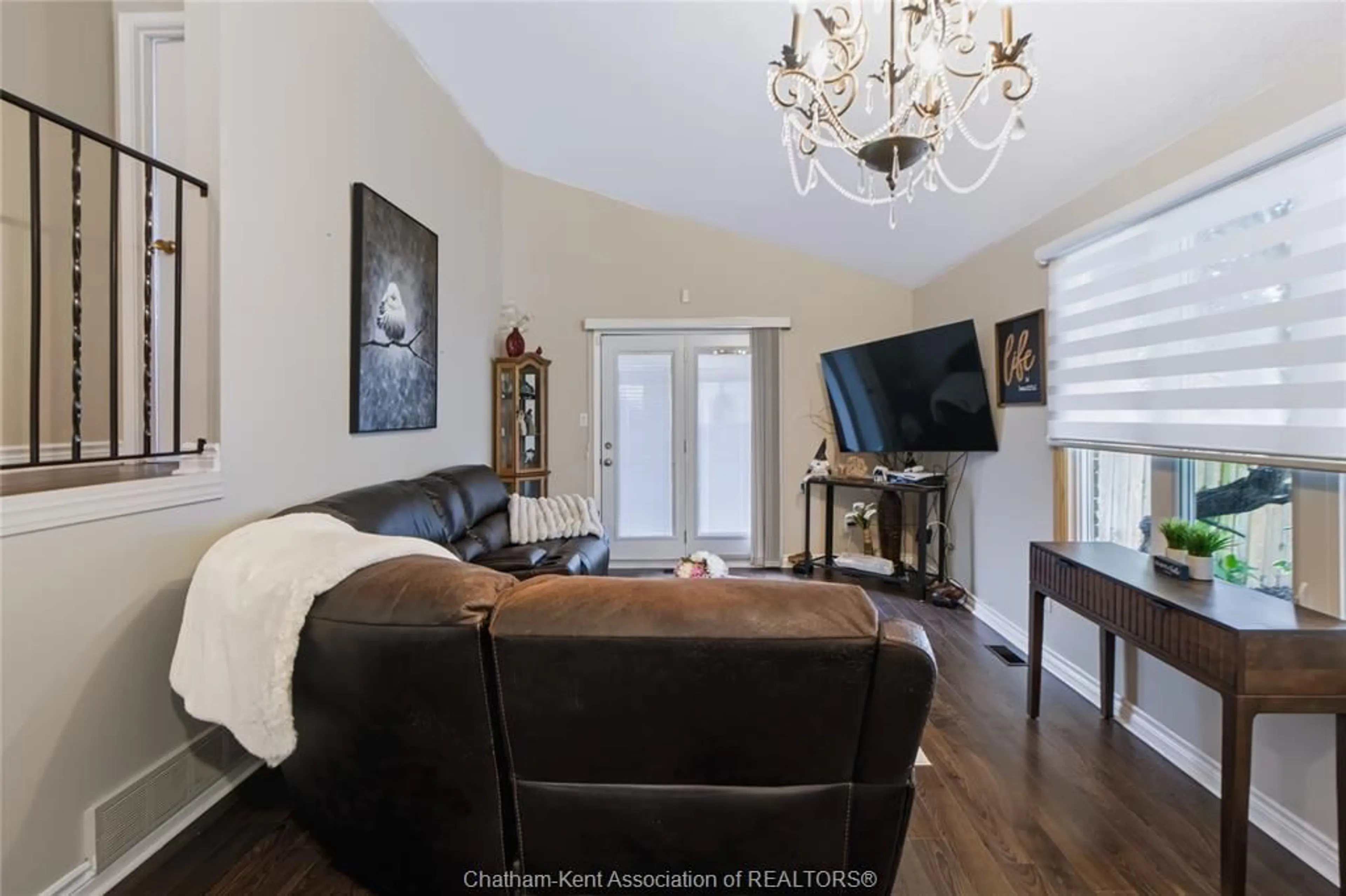 Living room with furniture, wood/laminate floor for 26 EARL Dr, Chatham Ontario N7M 5Z3