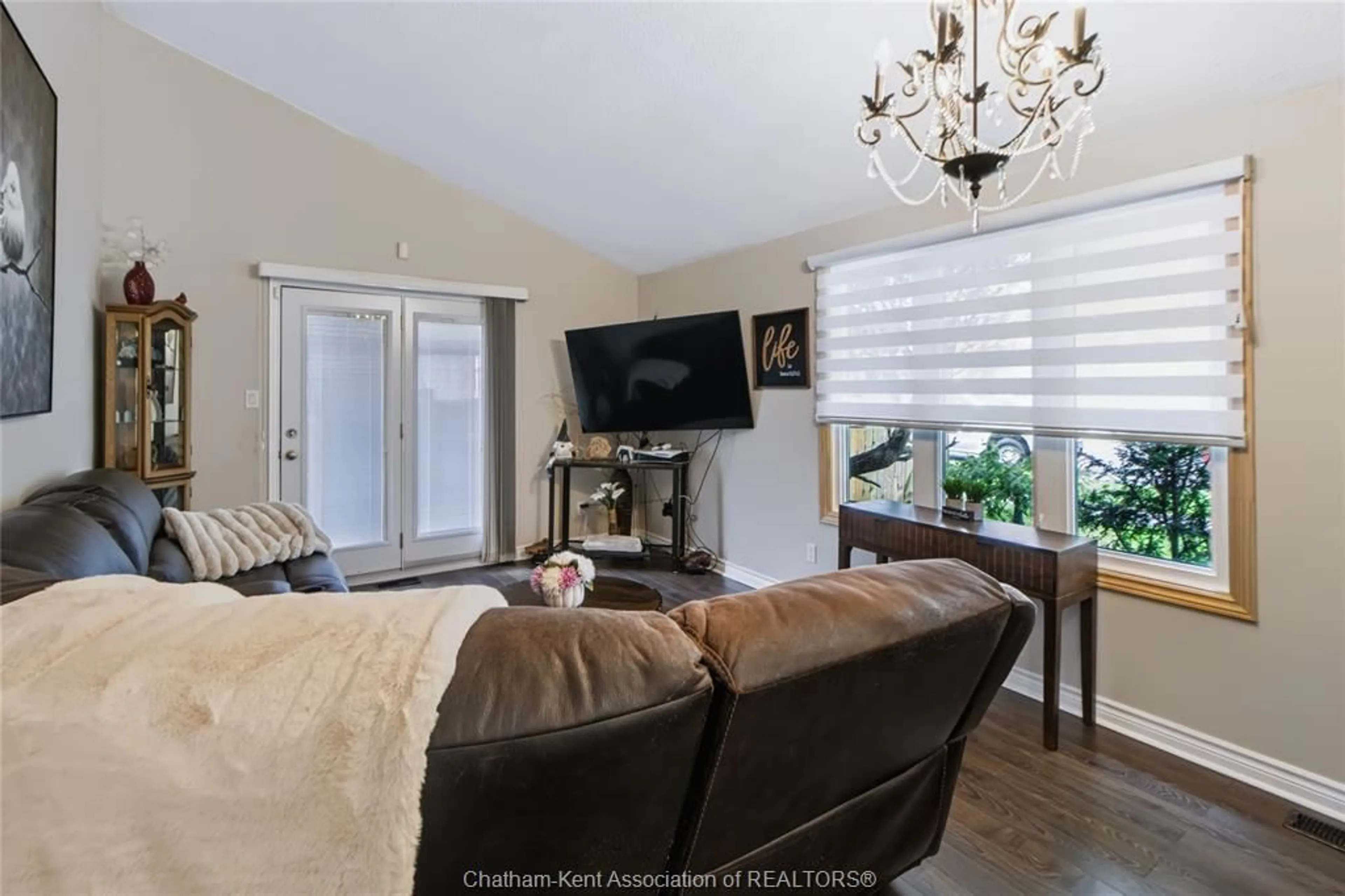 Living room with furniture, wood/laminate floor for 26 EARL Dr, Chatham Ontario N7M 5Z3