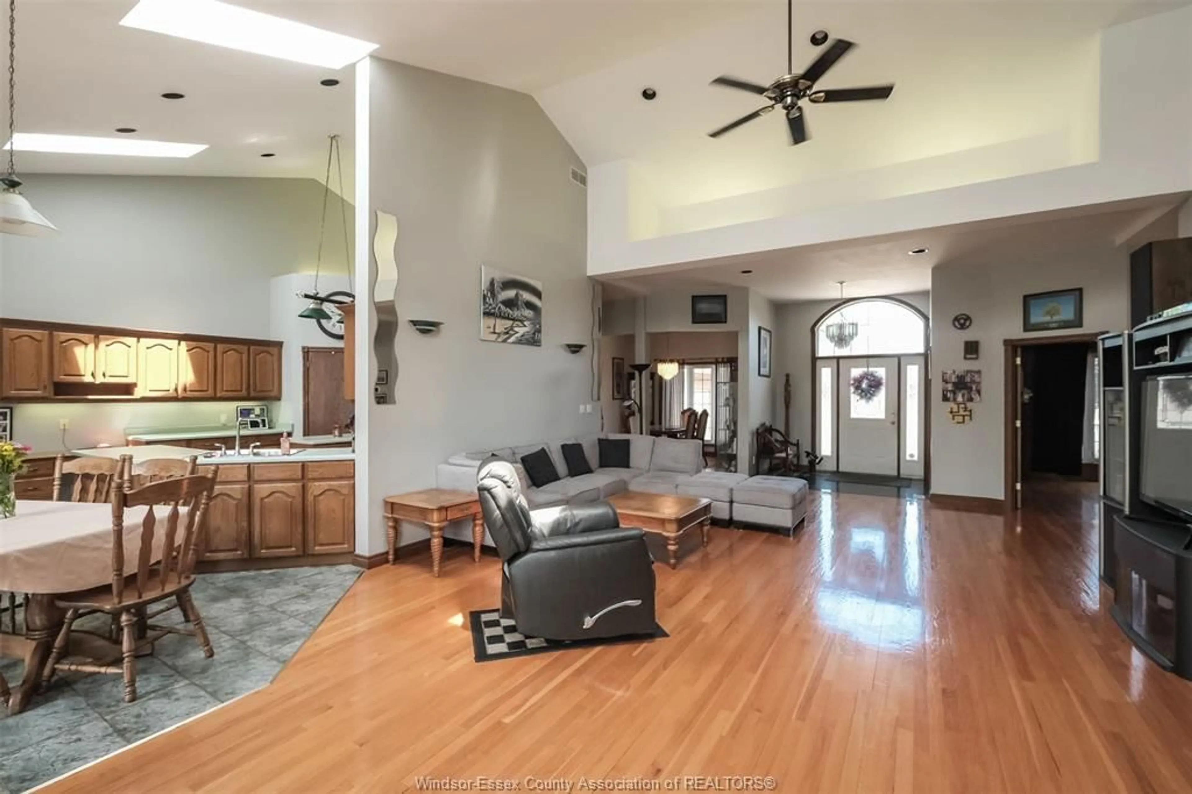 Indoor foyer for 1747 CHORNOBY Cres, Tecumseh Ontario N8N 5A1