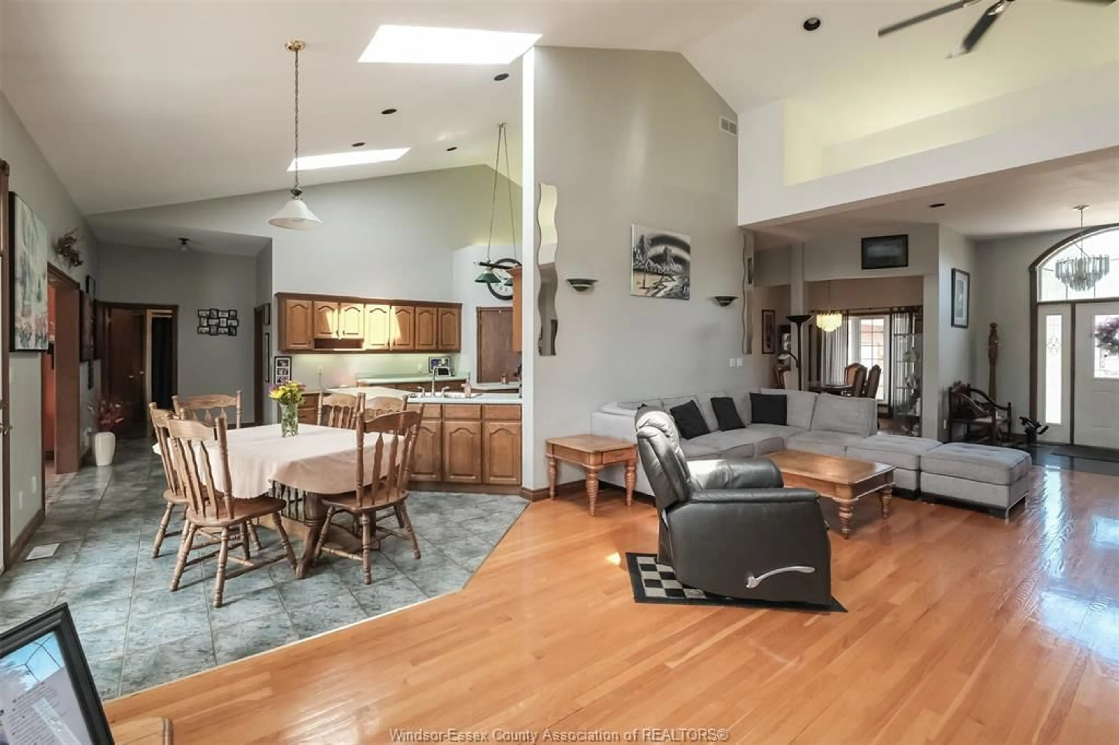 Open concept kitchen, unknown for 1747 CHORNOBY Cres, Tecumseh Ontario N8N 5A1