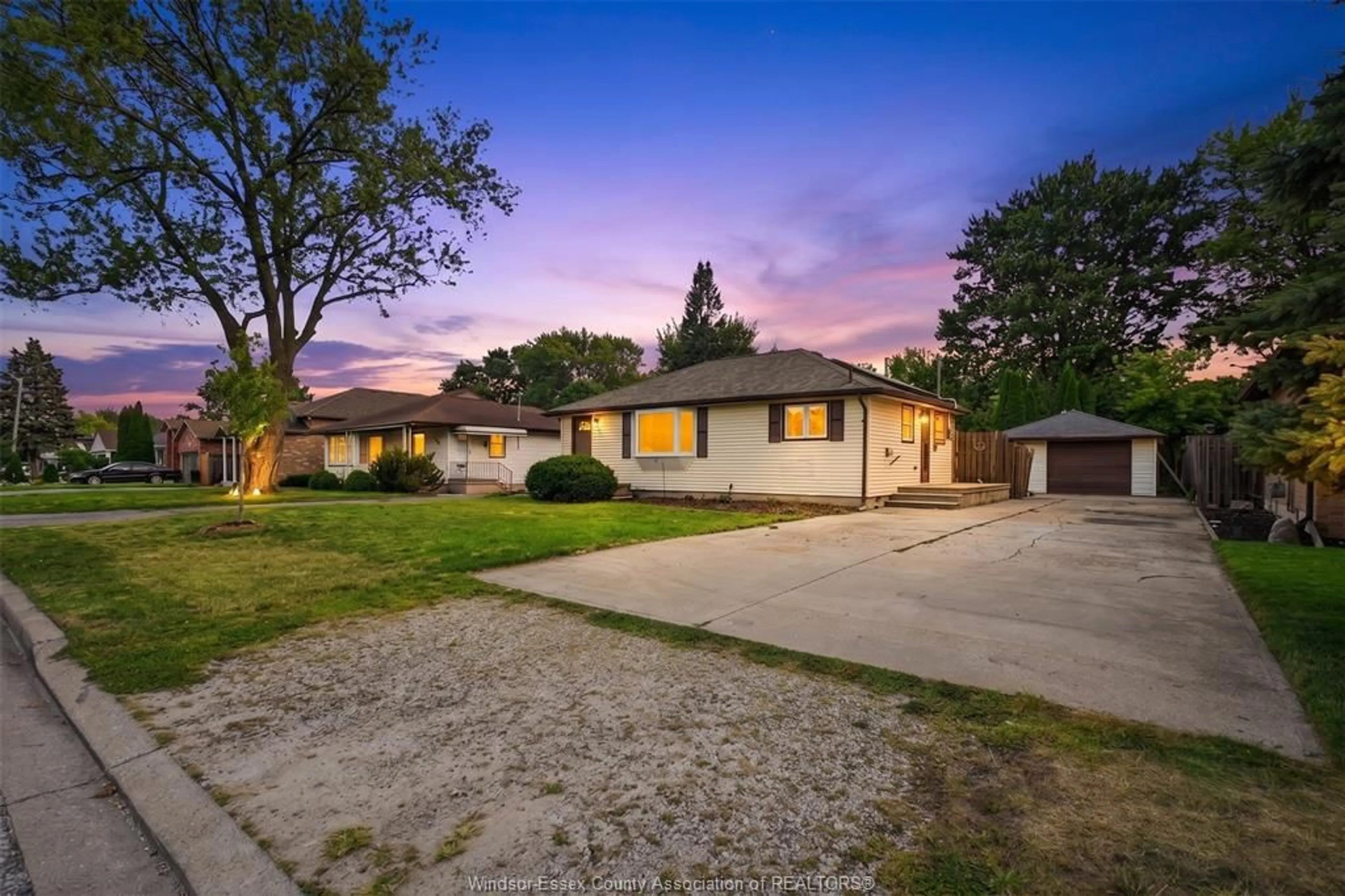 A pic from outside/outdoor area/front of a property/back of a property/a pic from drone, street for 2733 LLOYD GEORGE Blvd, Windsor Ontario N8T 2T8
