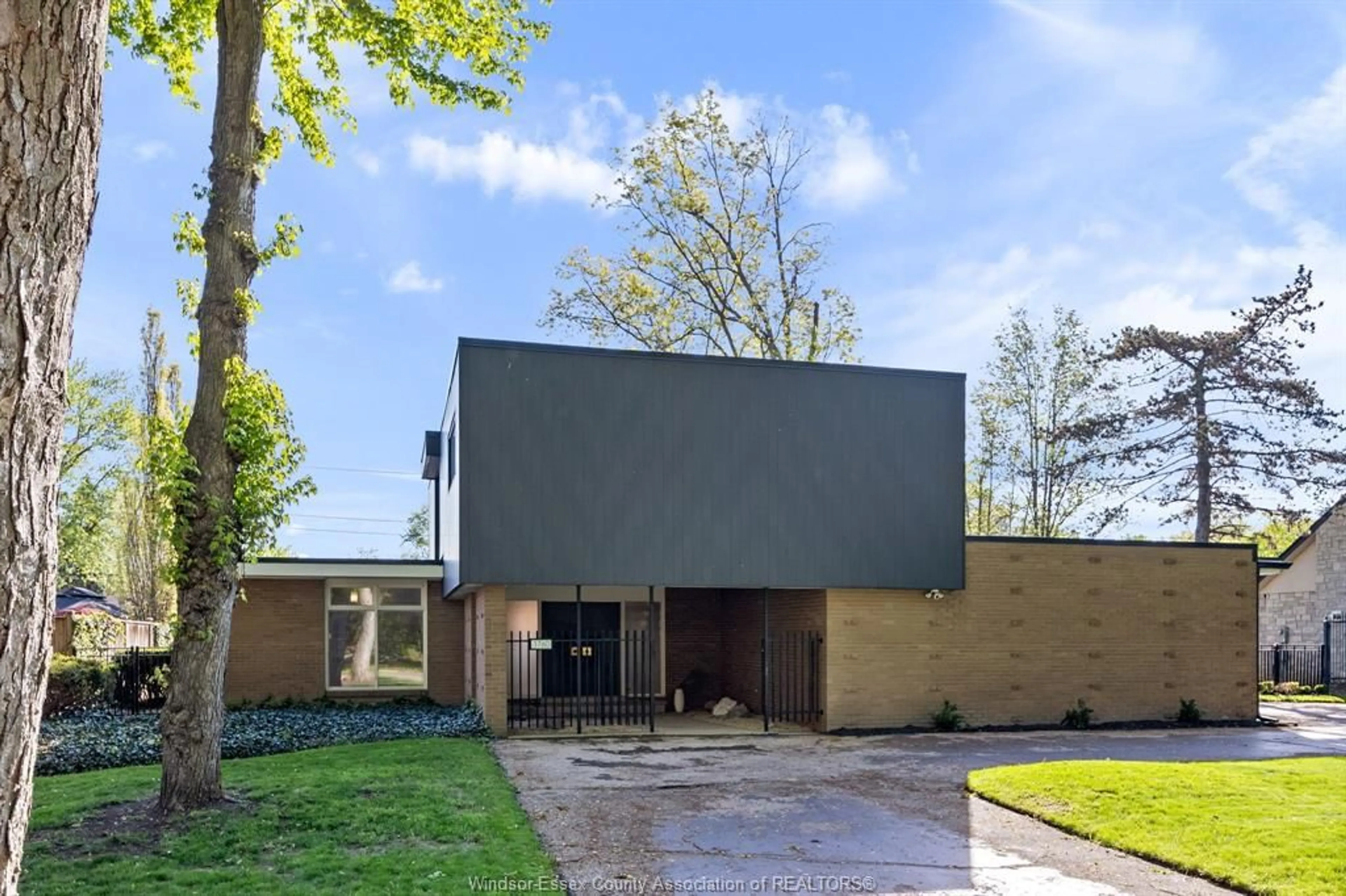 Home with brick exterior material, building for 3760 VICTORIA Blvd, Windsor Ontario N9E 3L8