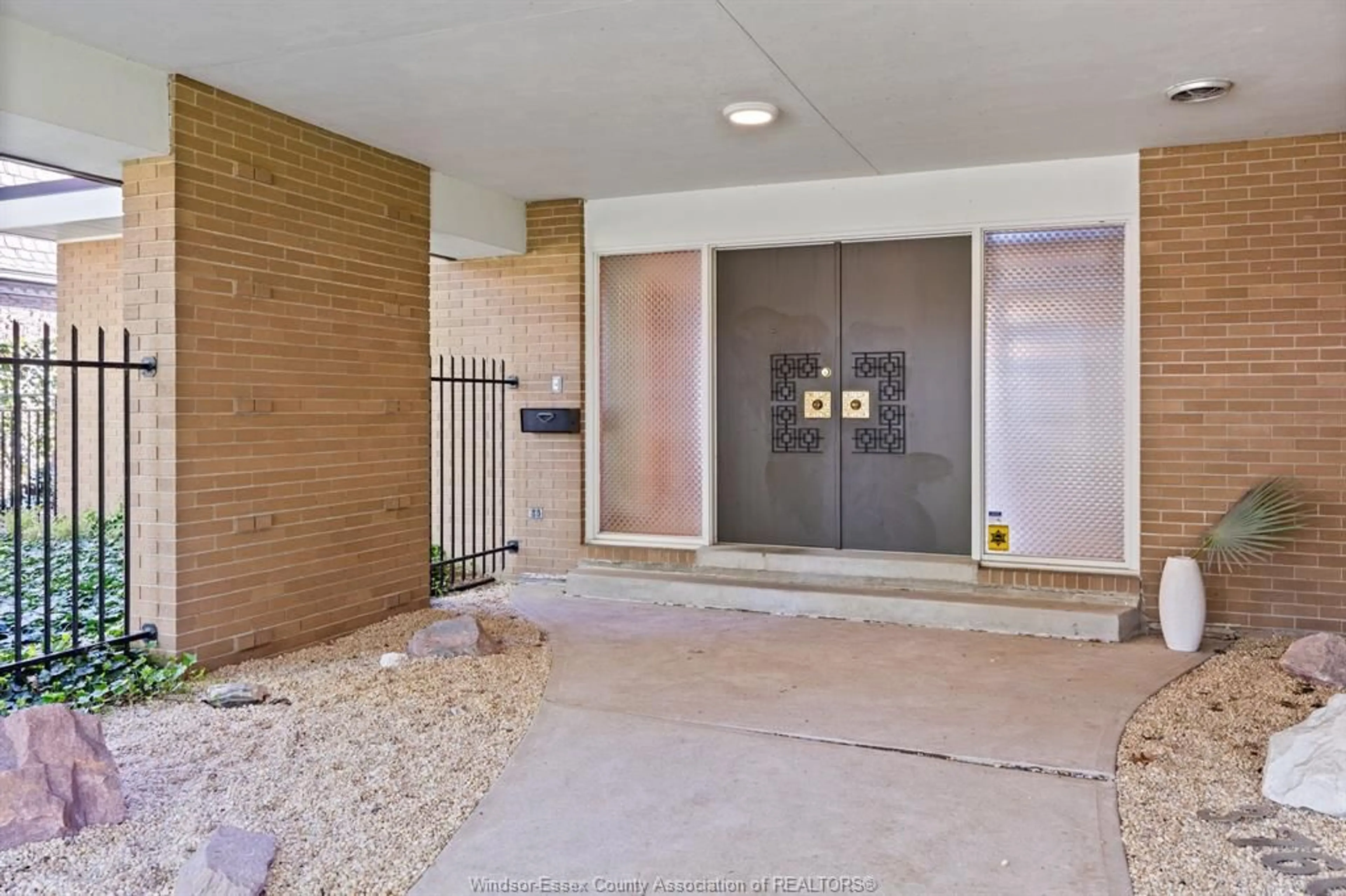 Indoor foyer for 3760 VICTORIA Blvd, Windsor Ontario N9E 3L8