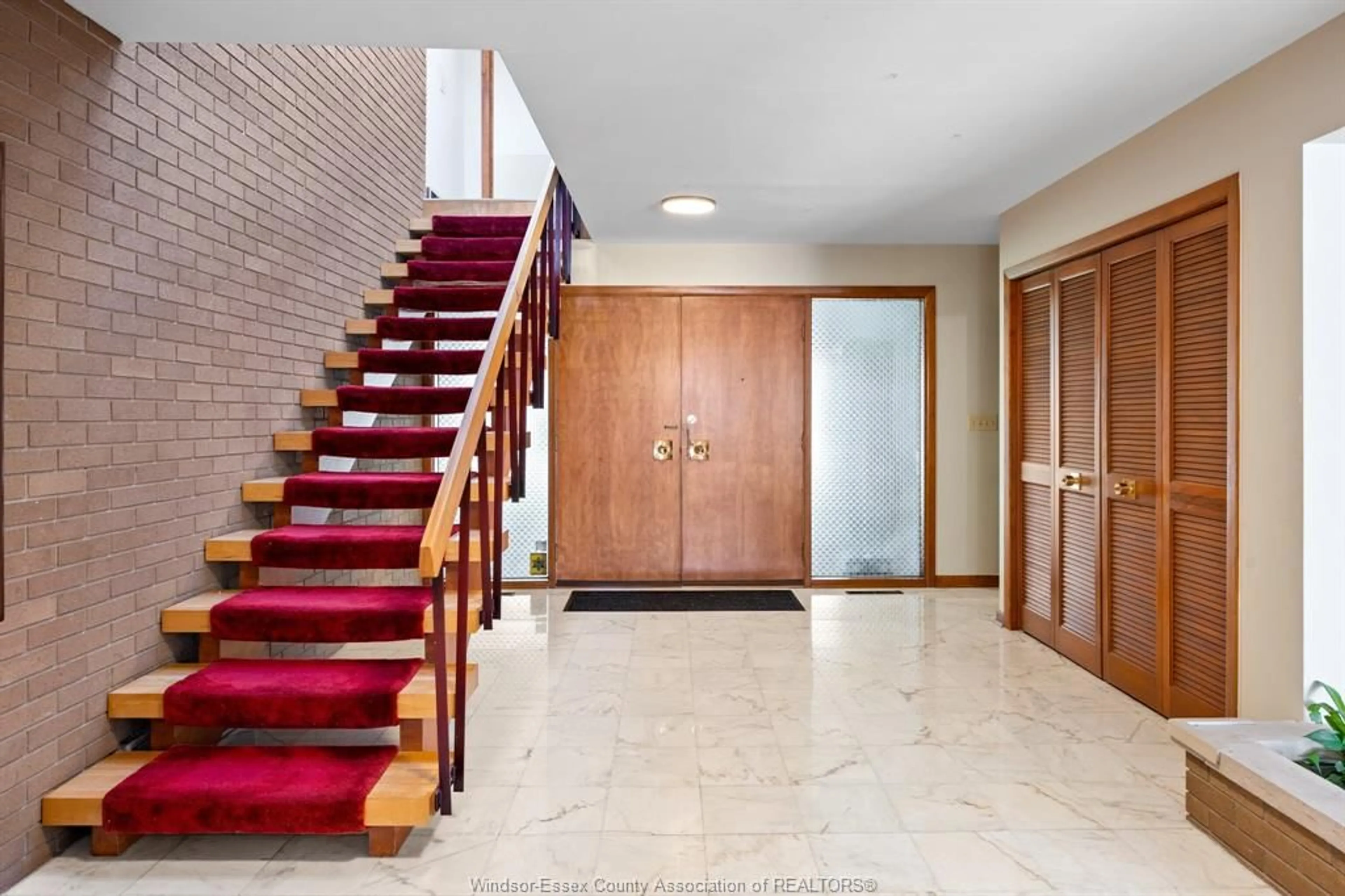 Indoor foyer for 3760 VICTORIA Blvd, Windsor Ontario N9E 3L8
